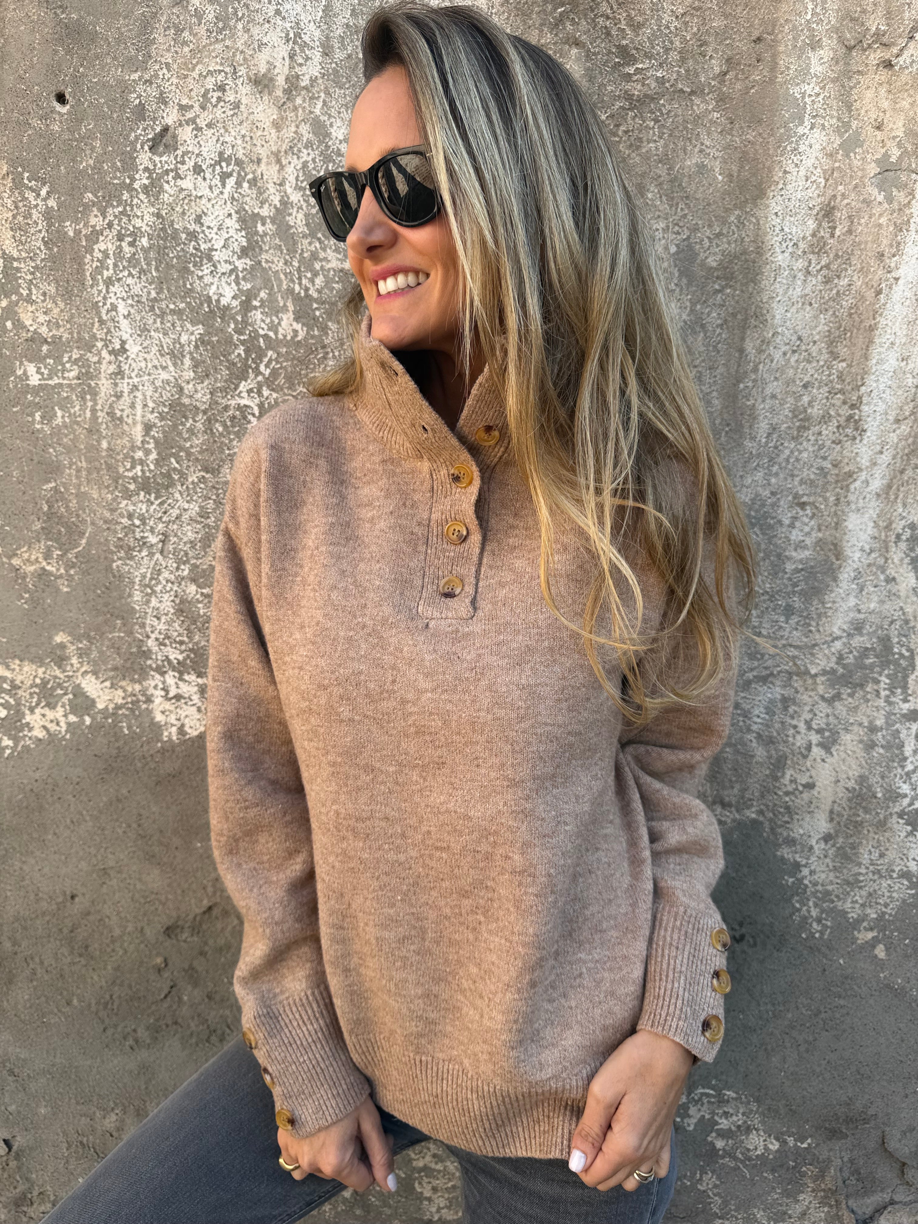 Chaleco cuello alto botones beige