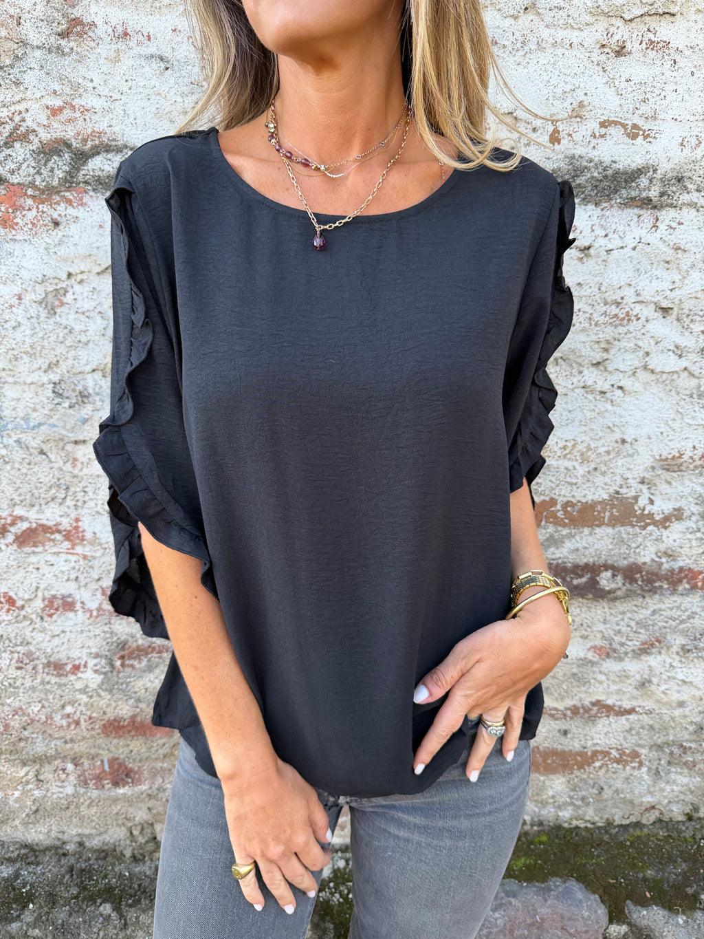 Blusa crep vuelitos mangas negra