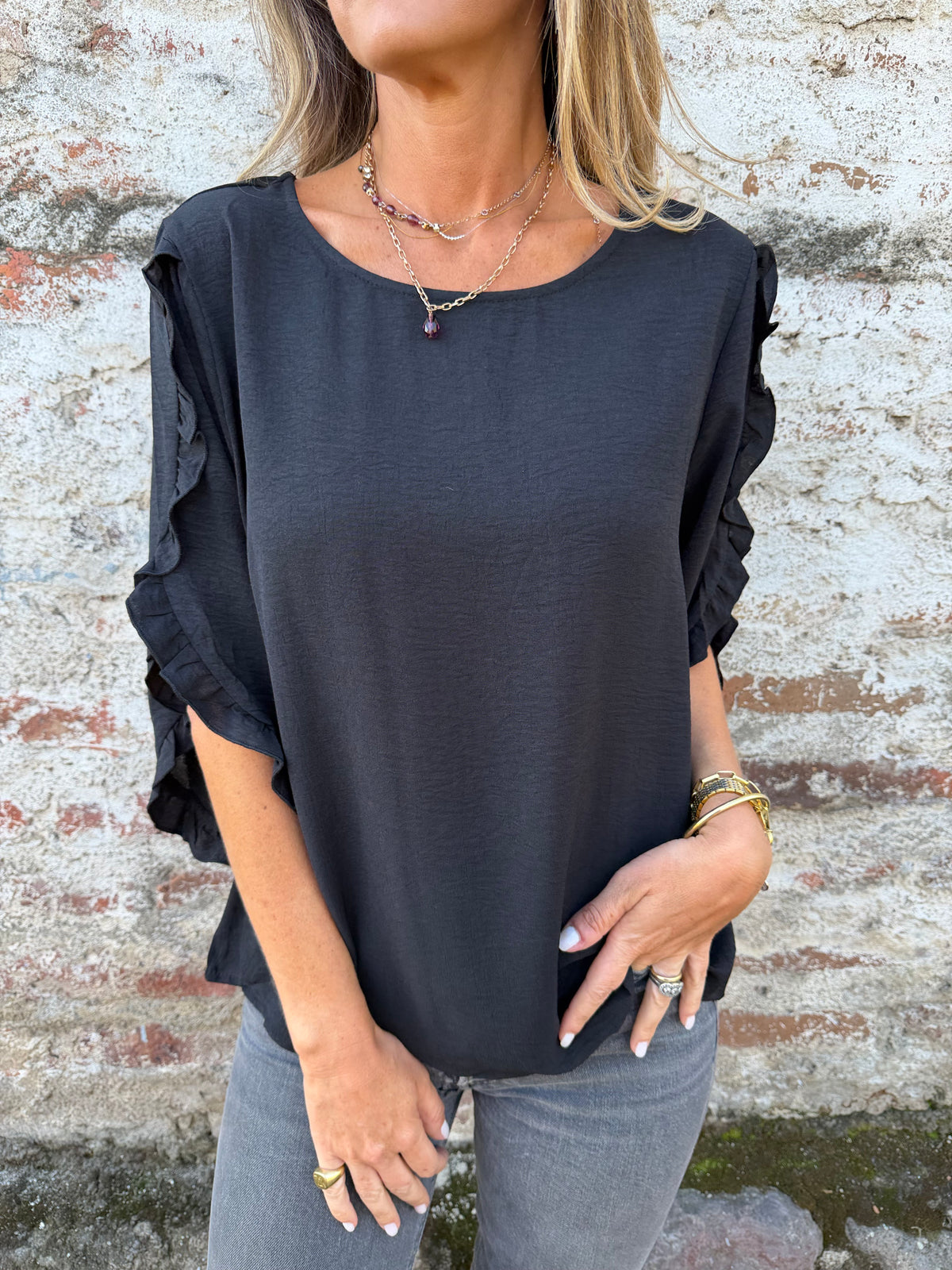 Blusa crep vuelitos mangas negra