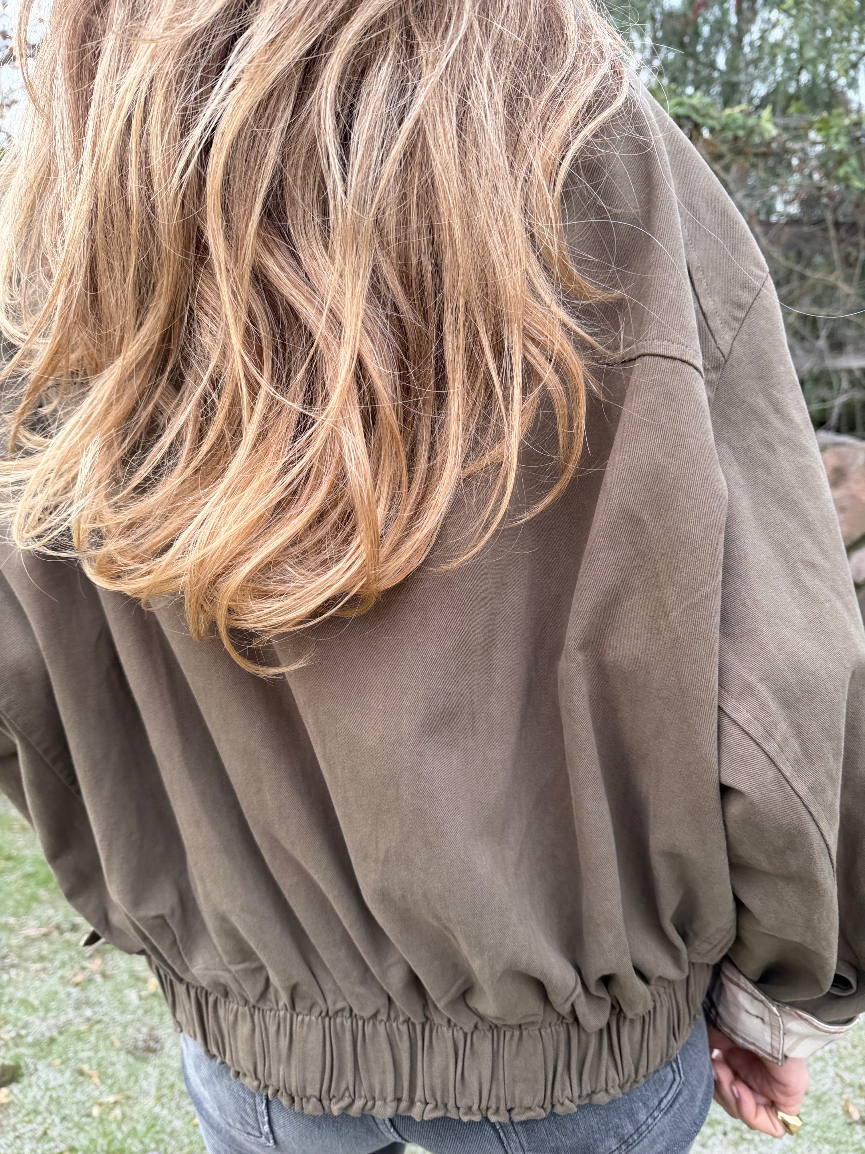 Bomber gabardina detalle escocés verde musgo