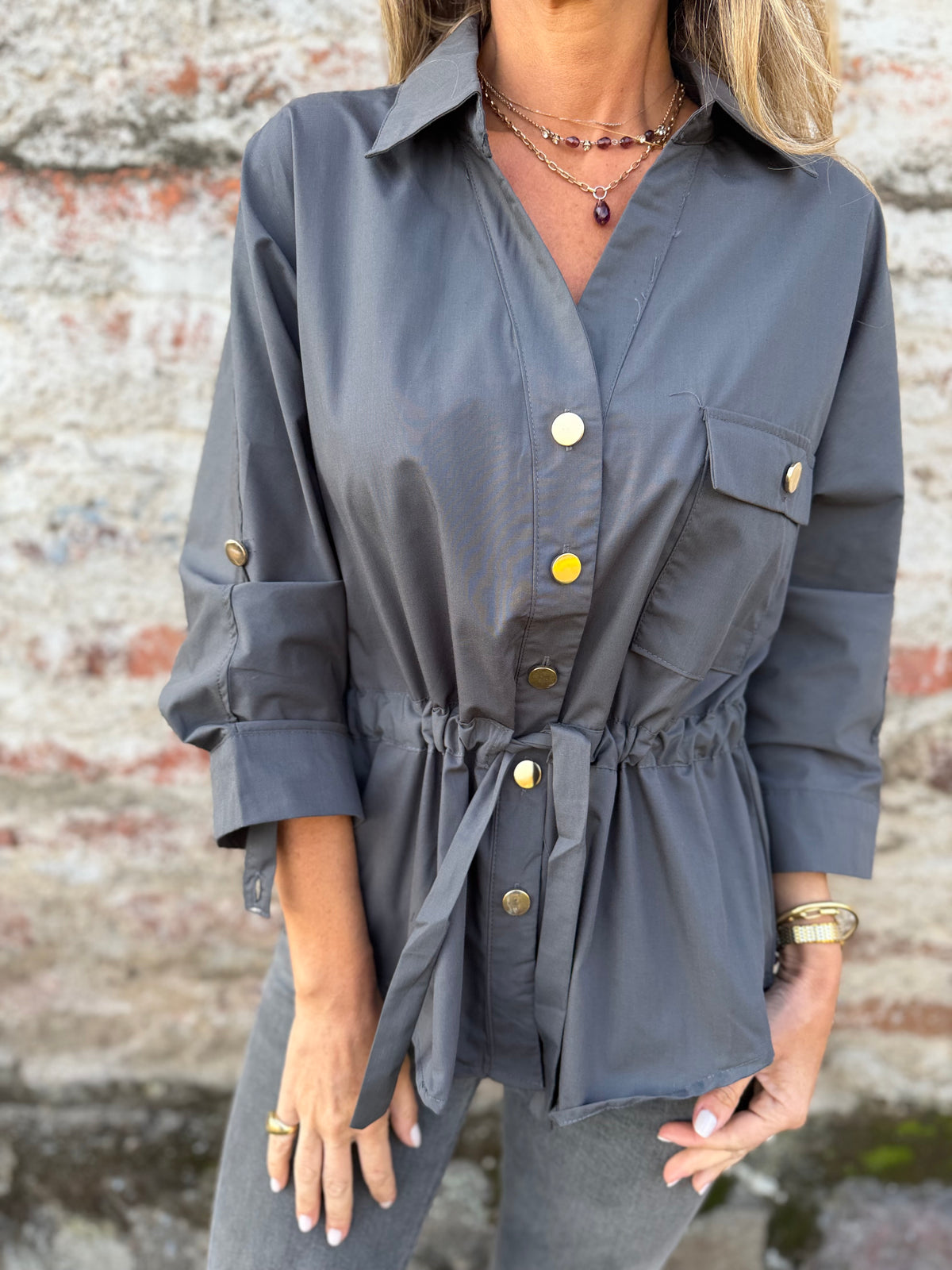 Blusa ajustable cintura gris
