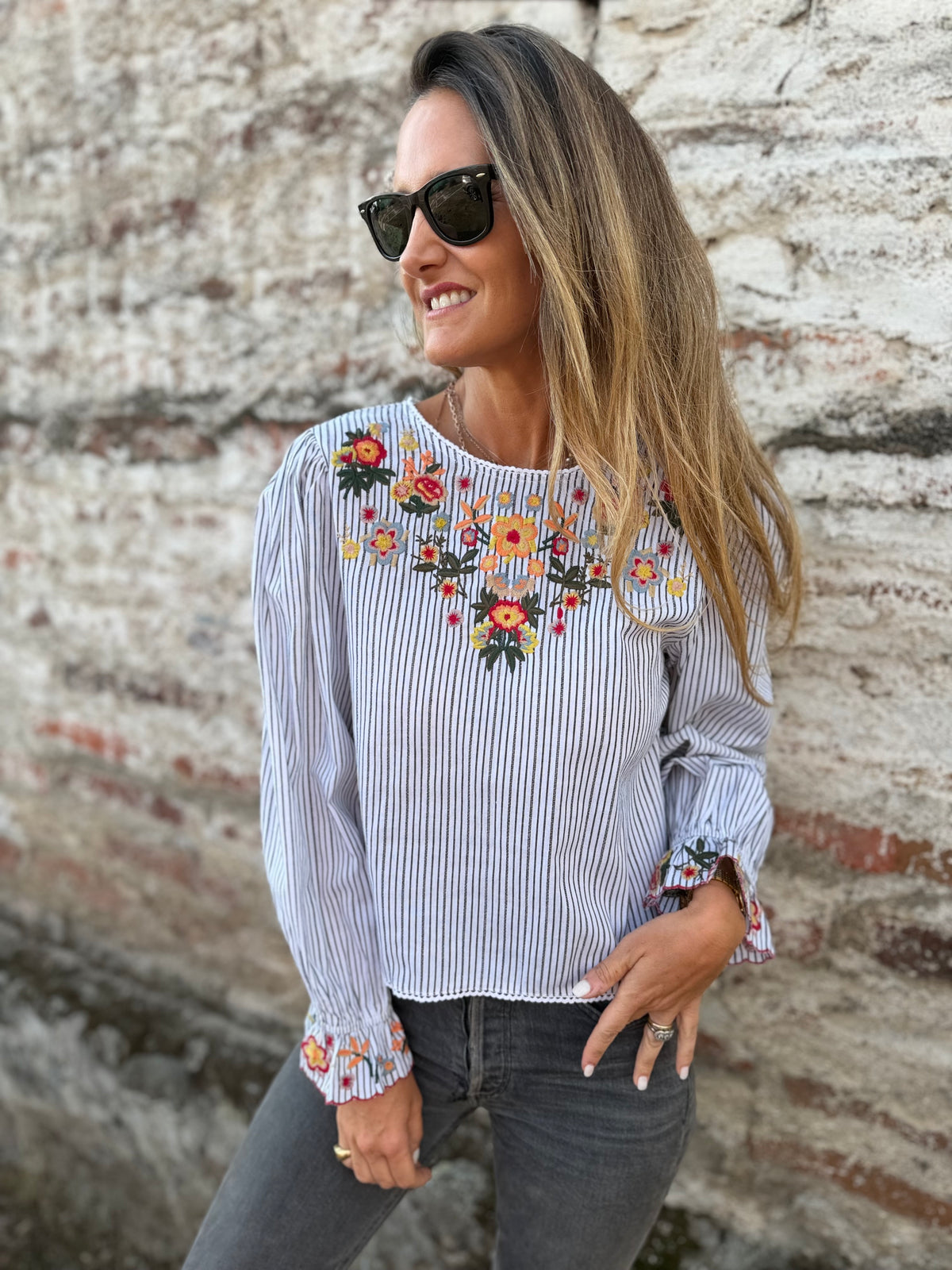Blusa mangas vuelos floreados negra