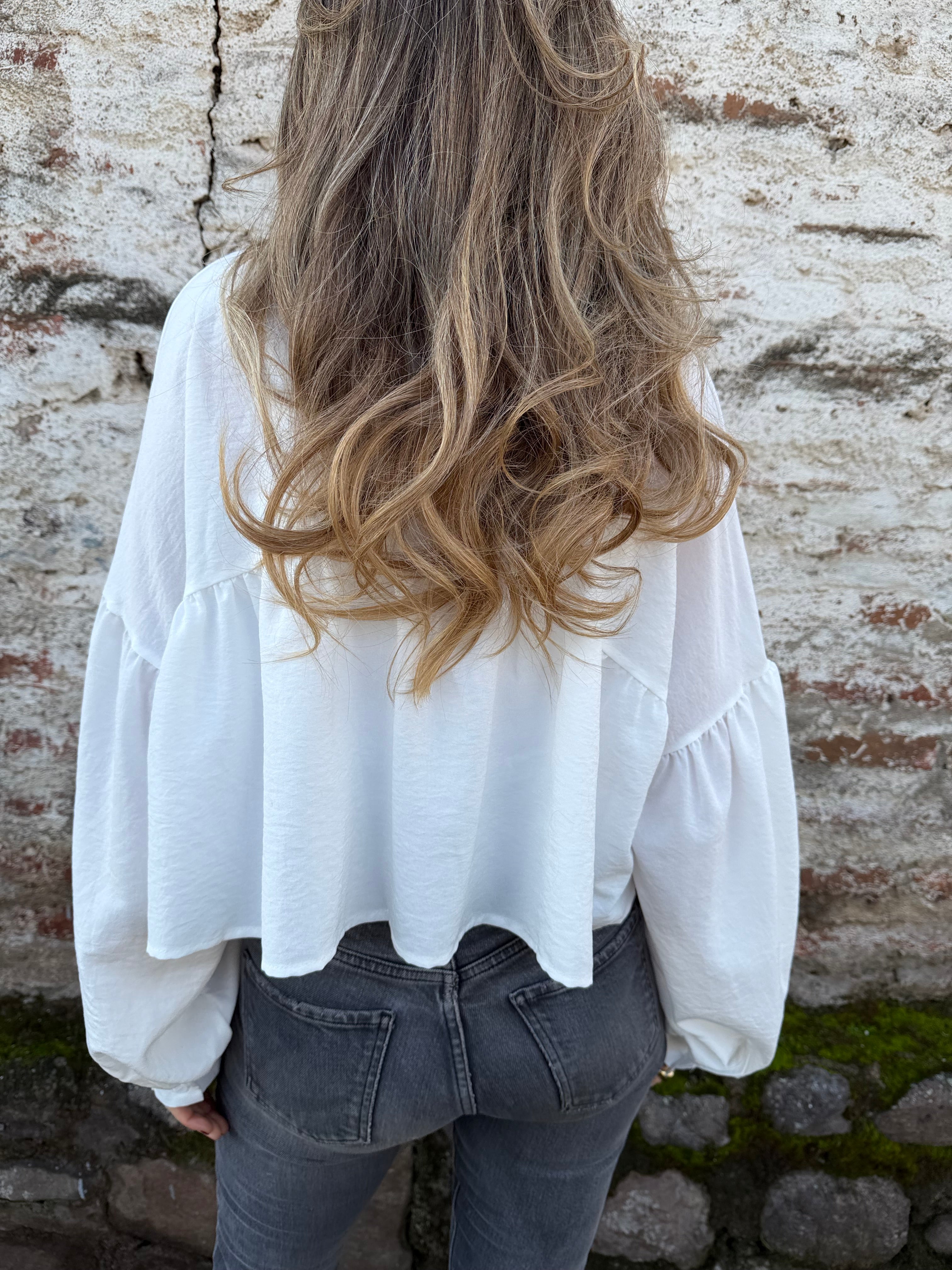 Blusa capas y manga globo blanca