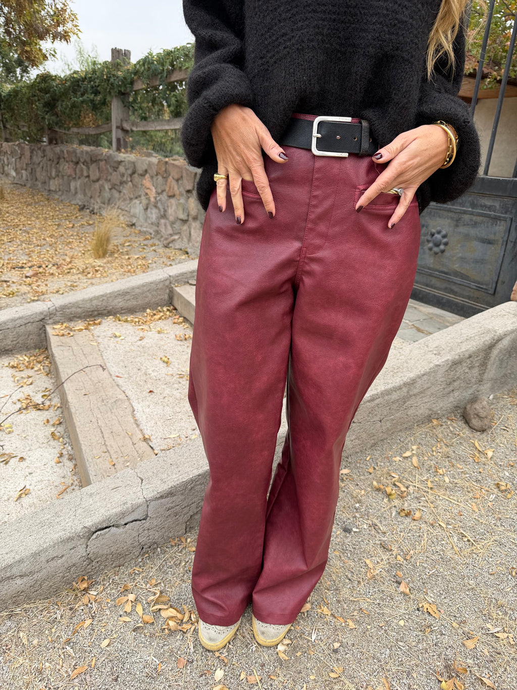 Pantalón ecocuero desgastado premium opaco burdeo