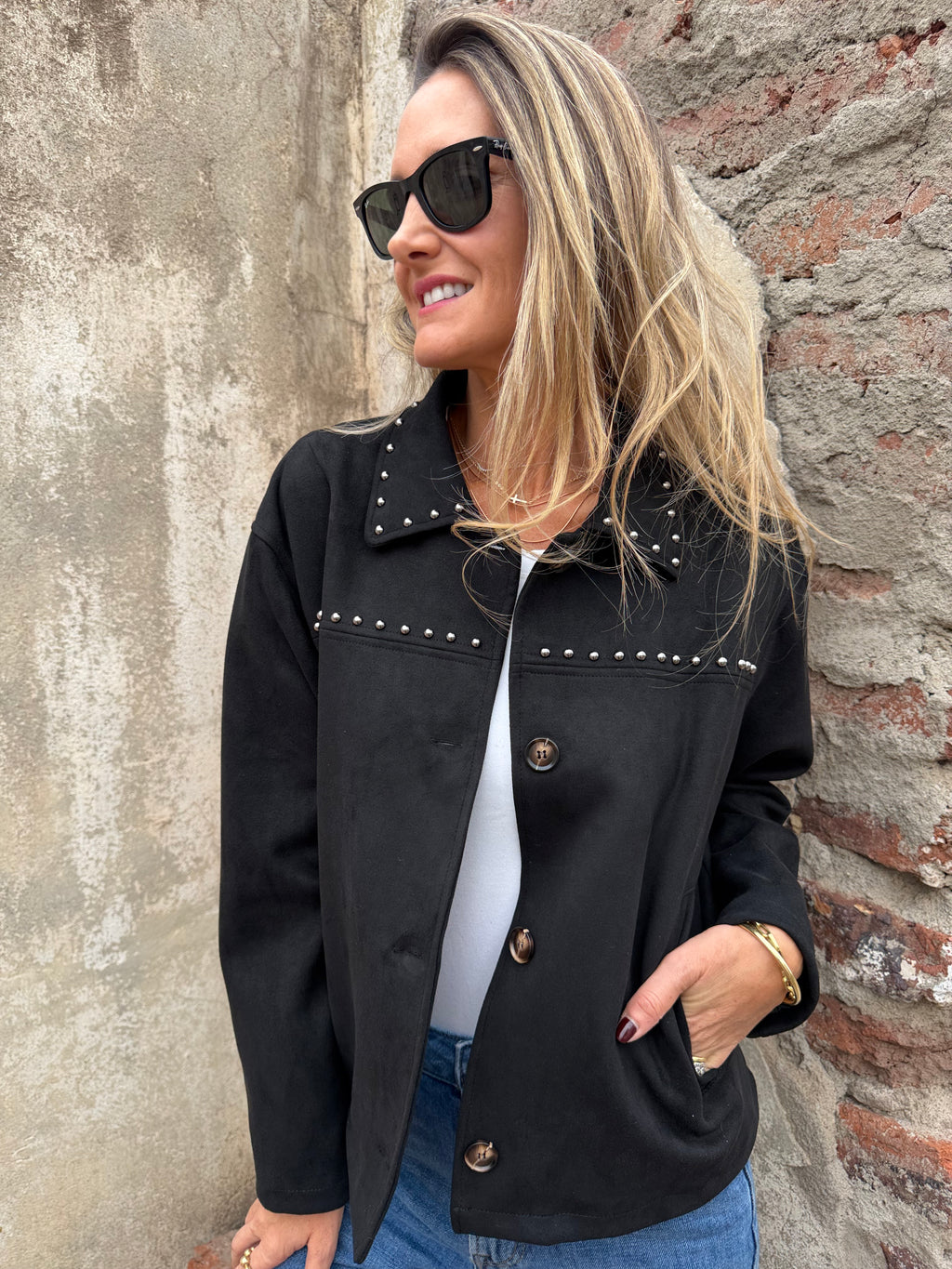 Chaqueta suede tachitas negra