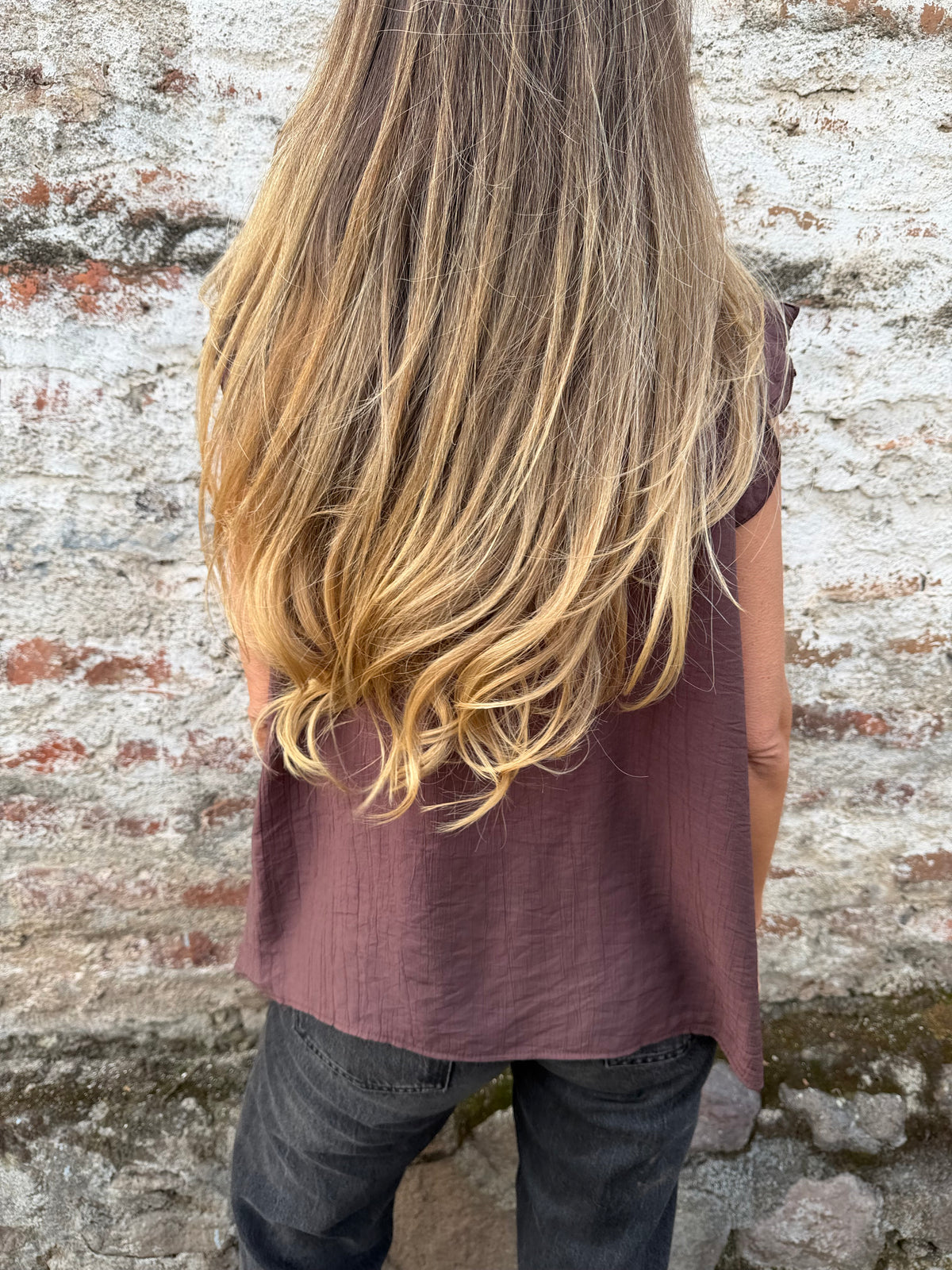Blusa vuelitos escote central café