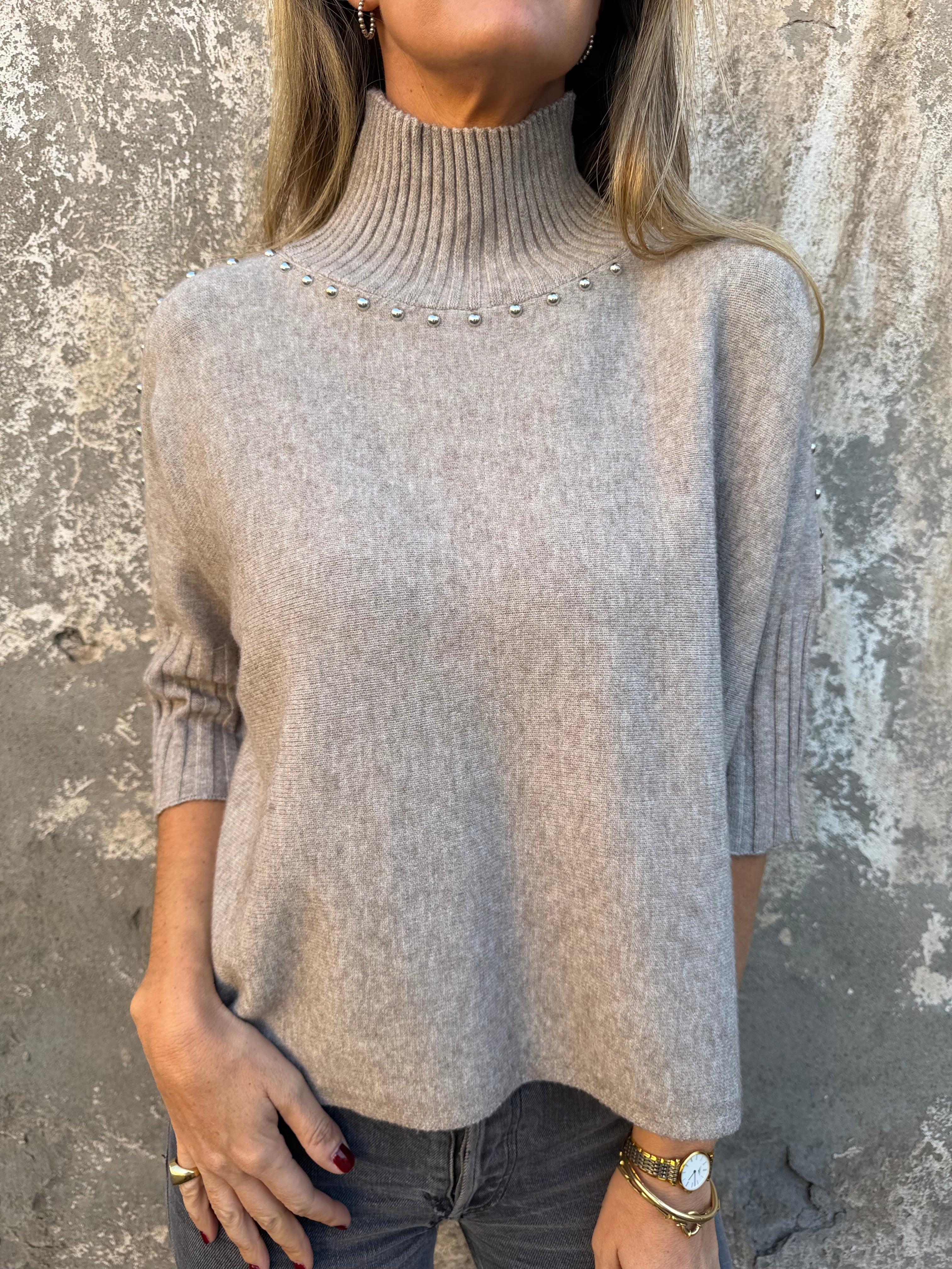 Chaleco medio cuello tachas beige