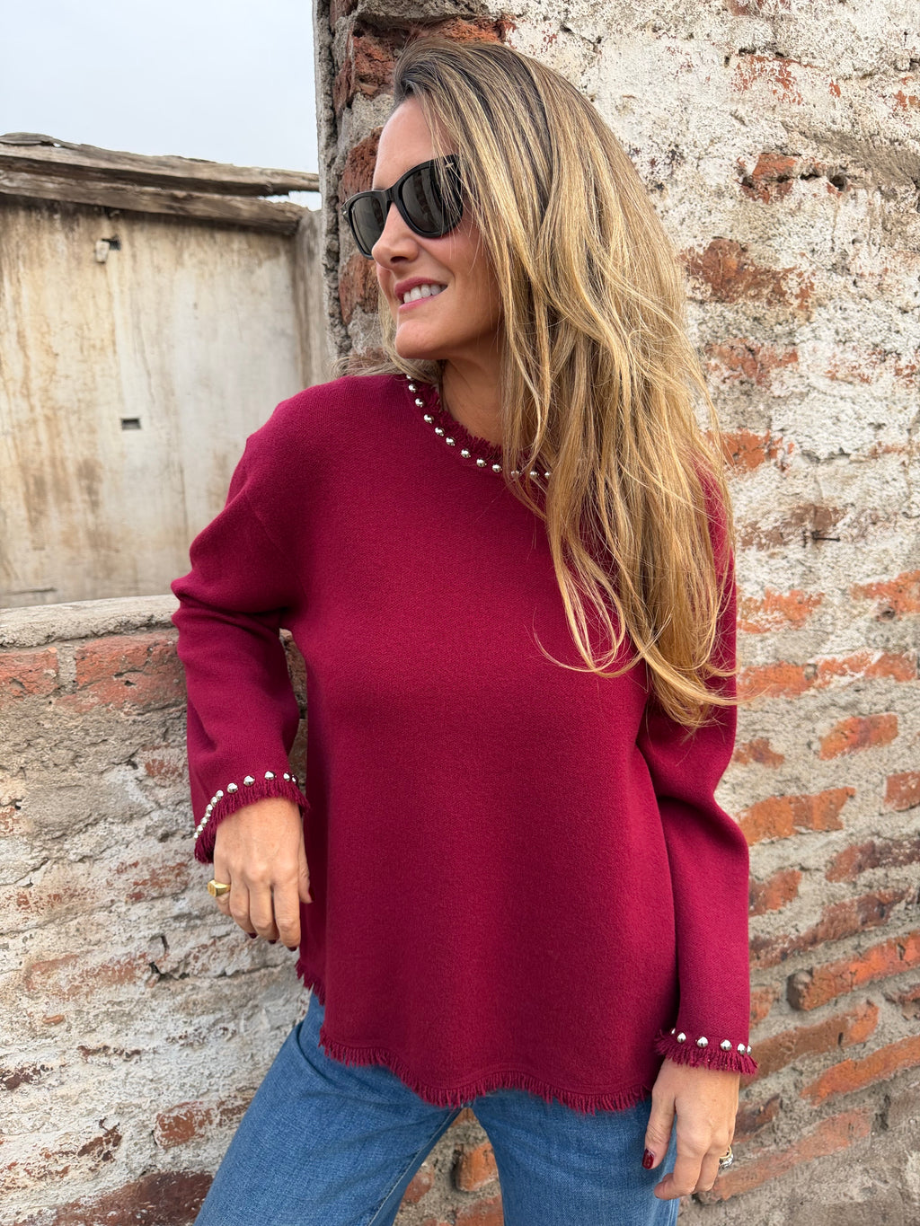 Chaleco tachas escote desflecado rojo italiano
