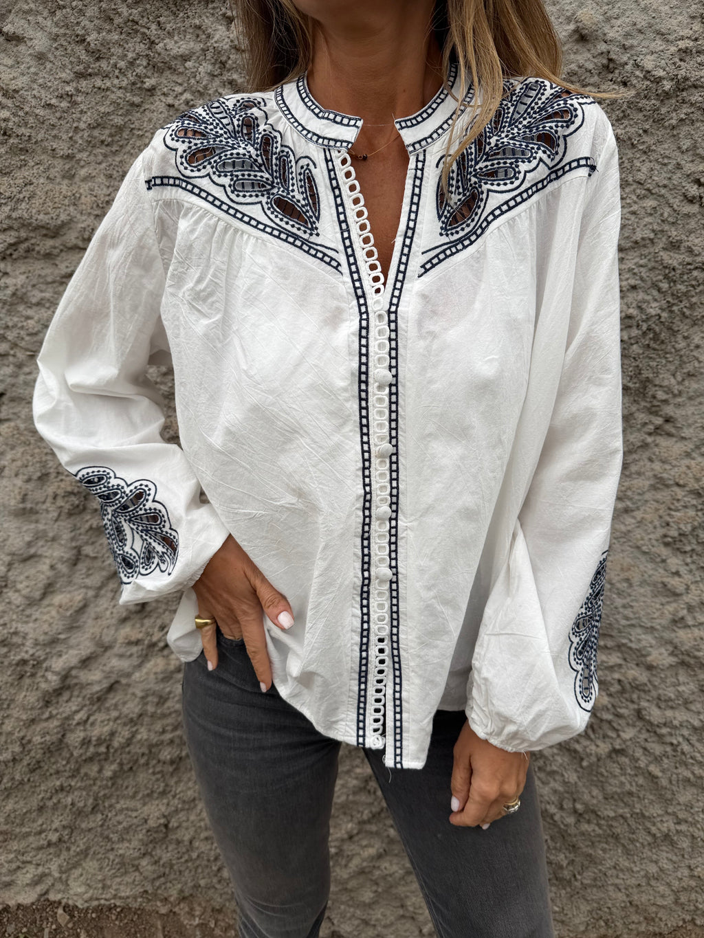 Blusa botoncitos coqueta broderie blanca