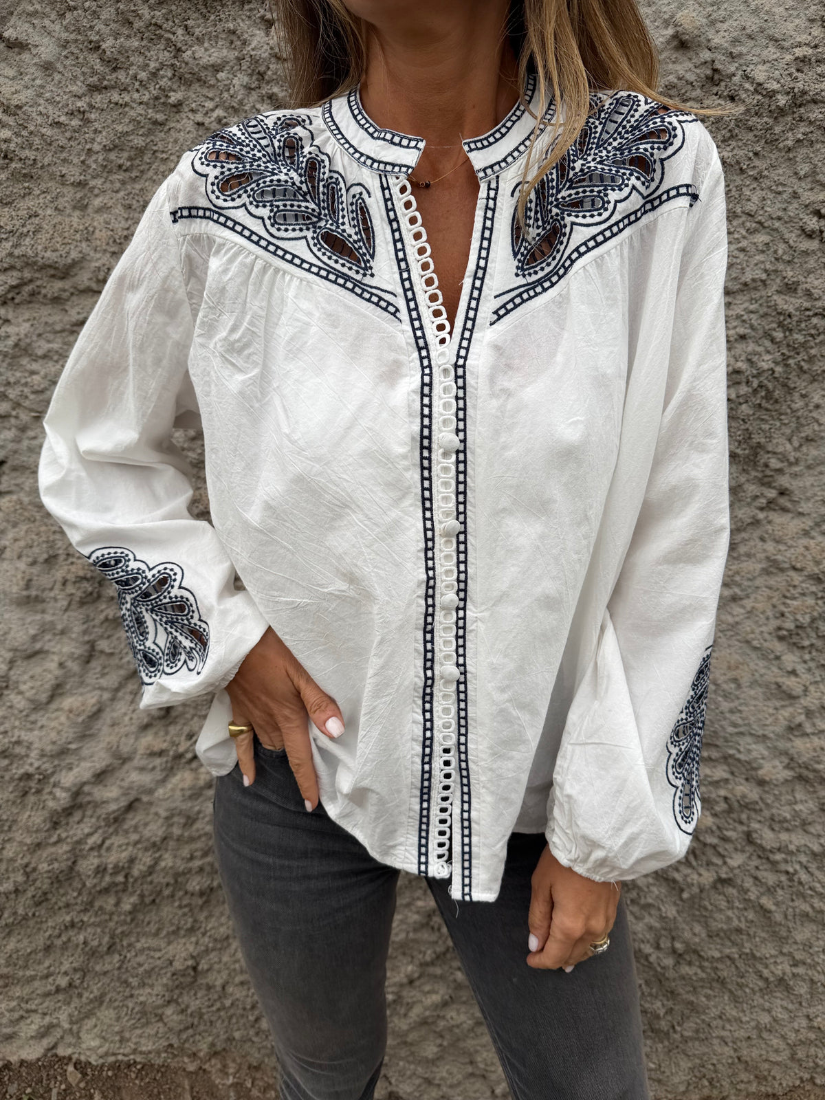 Blusa botoncitos coqueta broderie blanca