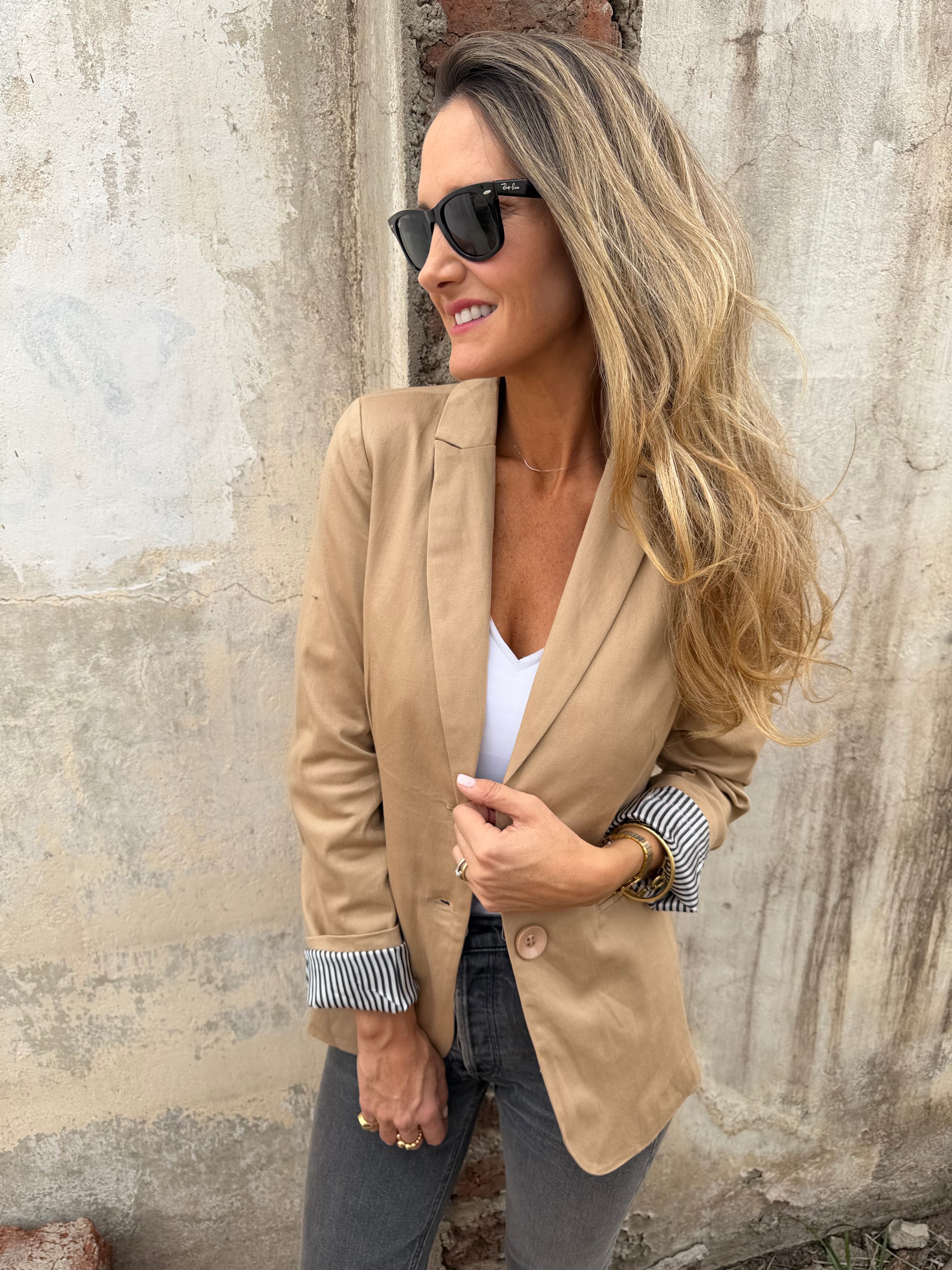New blazer gabardina delgada con doblez rayado camel