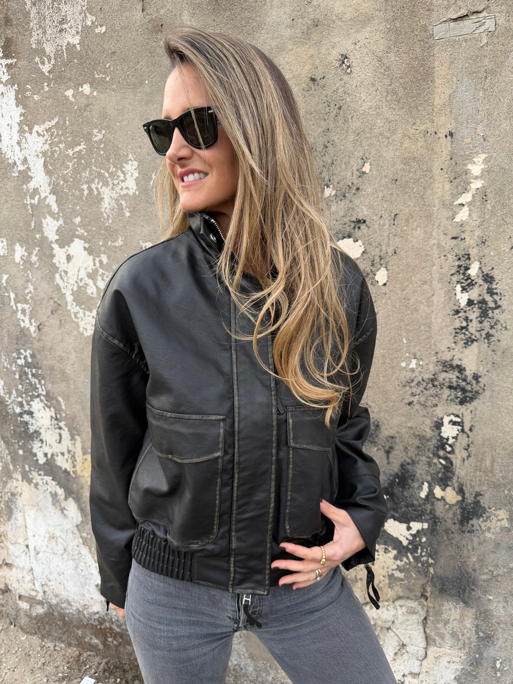 Chaqueta efecto cuero desgastado negra