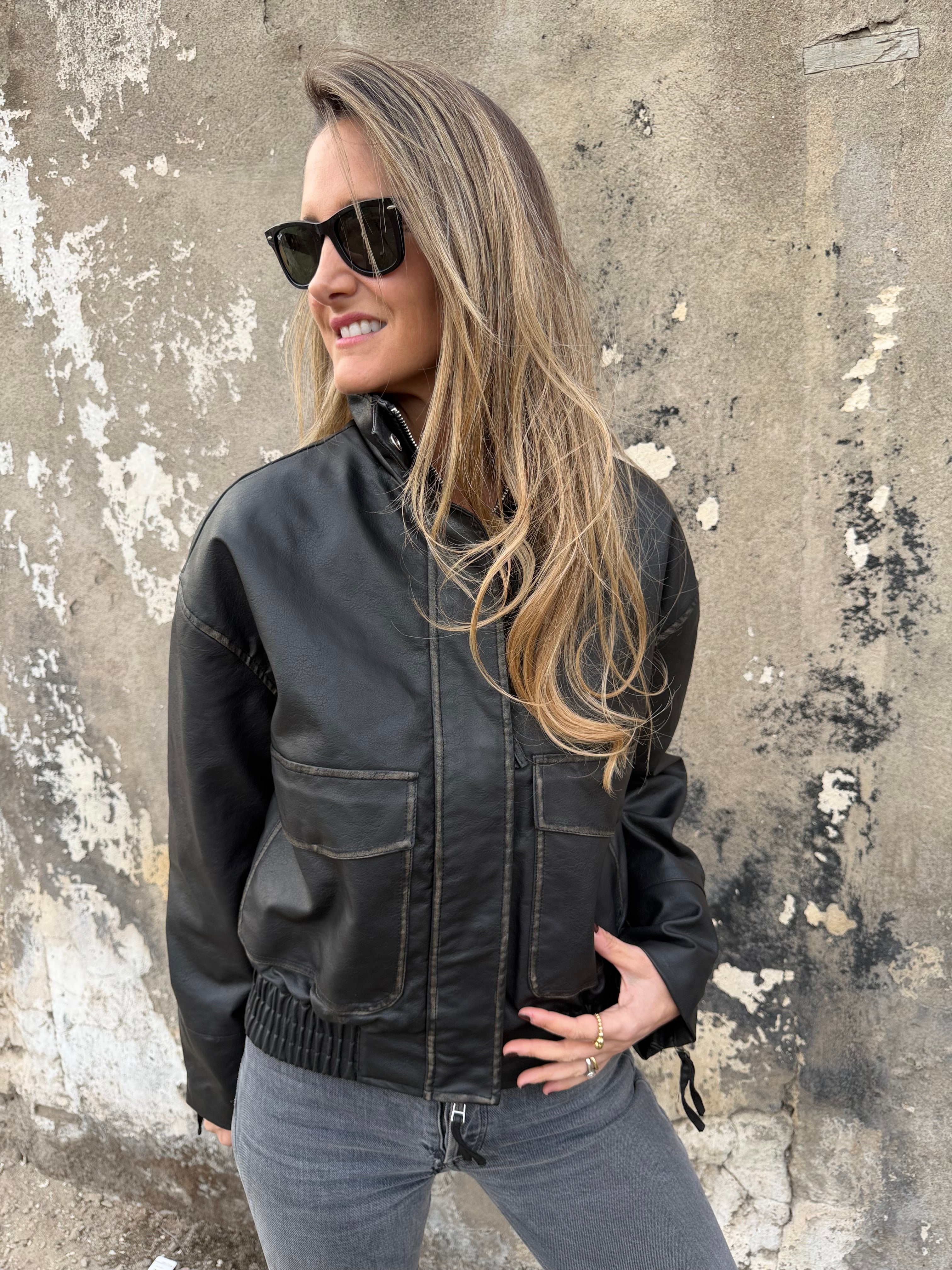 Chaqueta efecto cuero desgastado negra