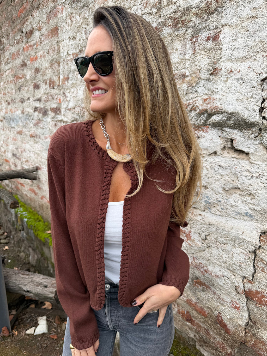 Chaquetita tejida detalles café