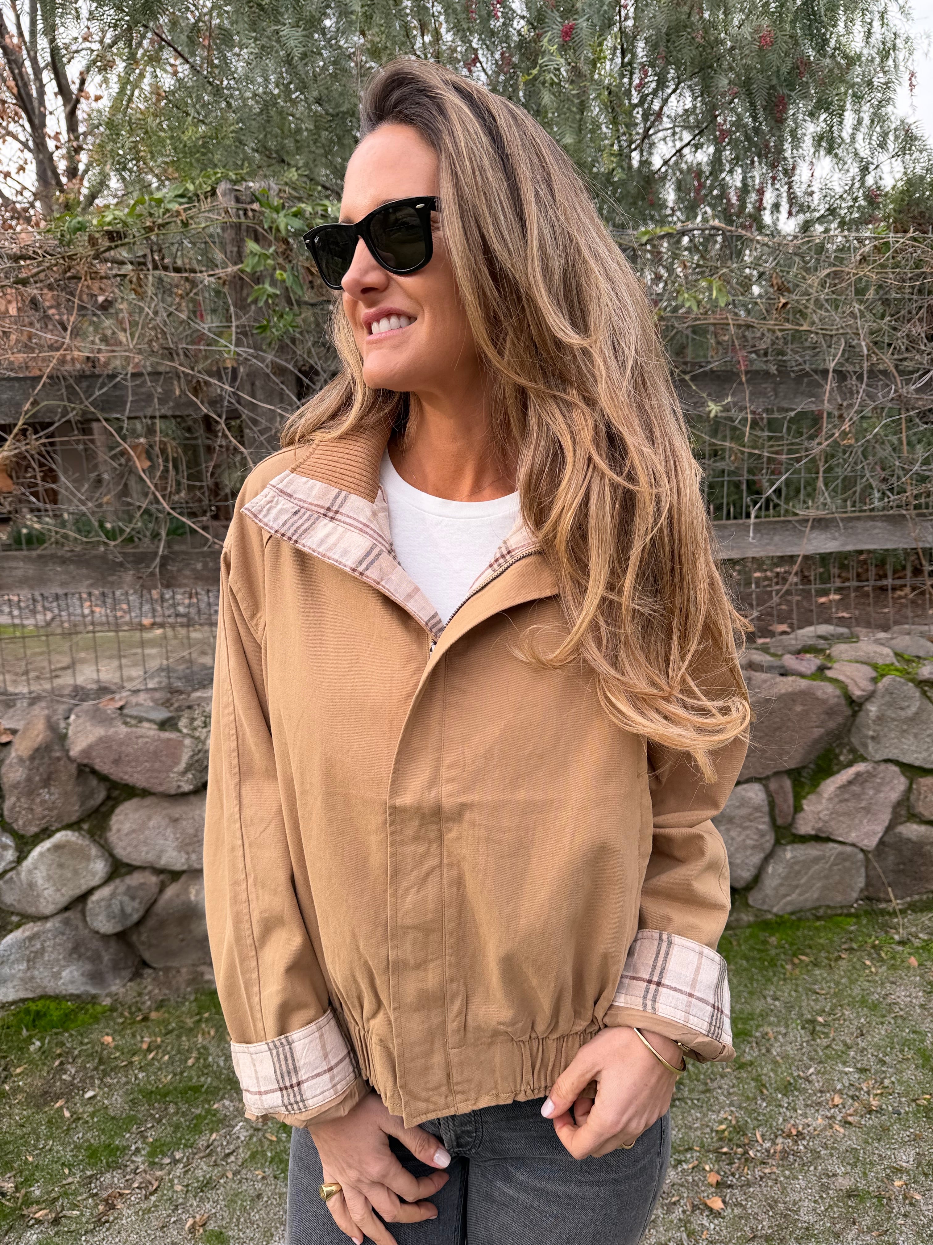 Bomber gabardina detalle escocés camel