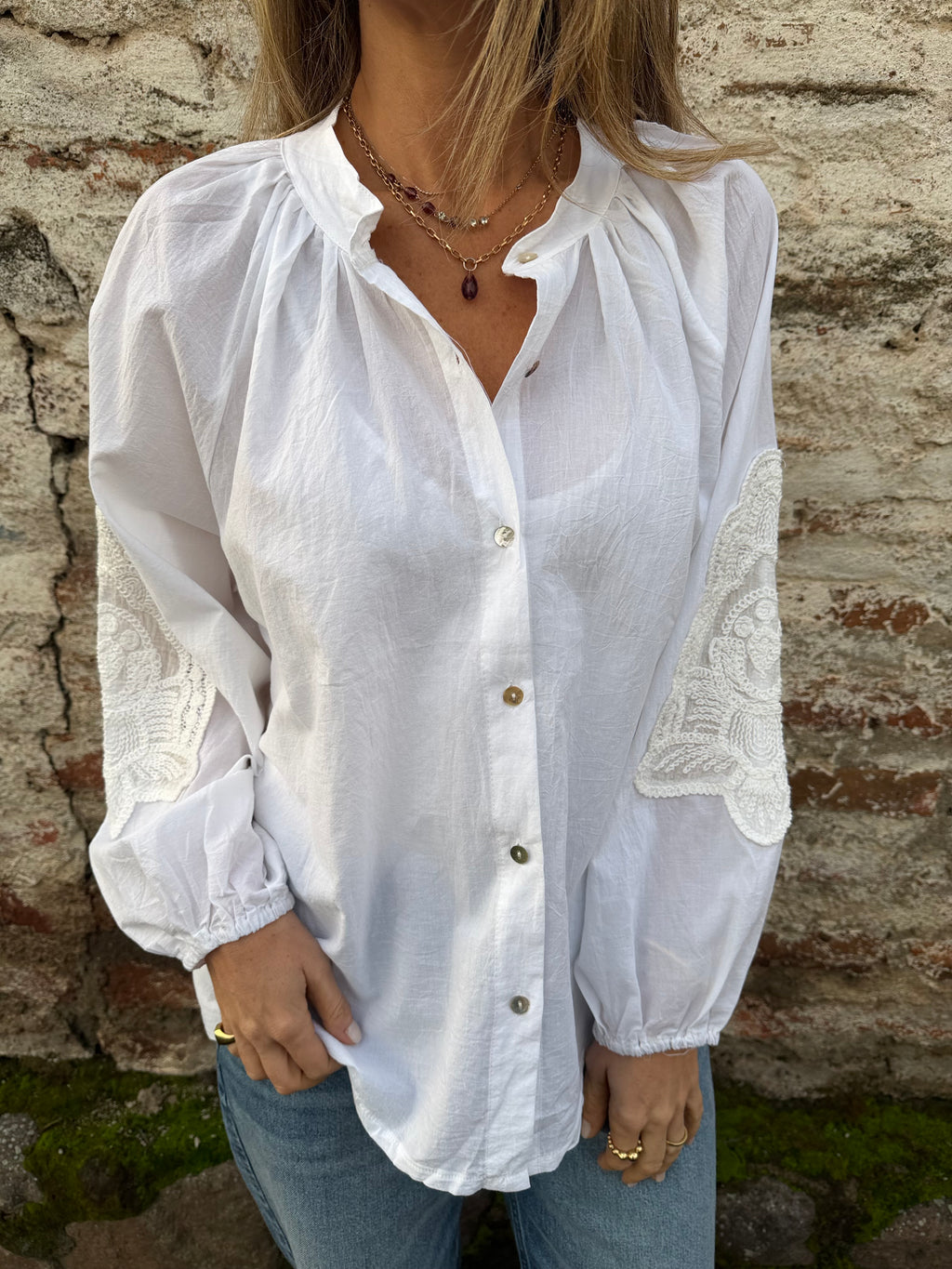 Blusa manga globo bordados blanca