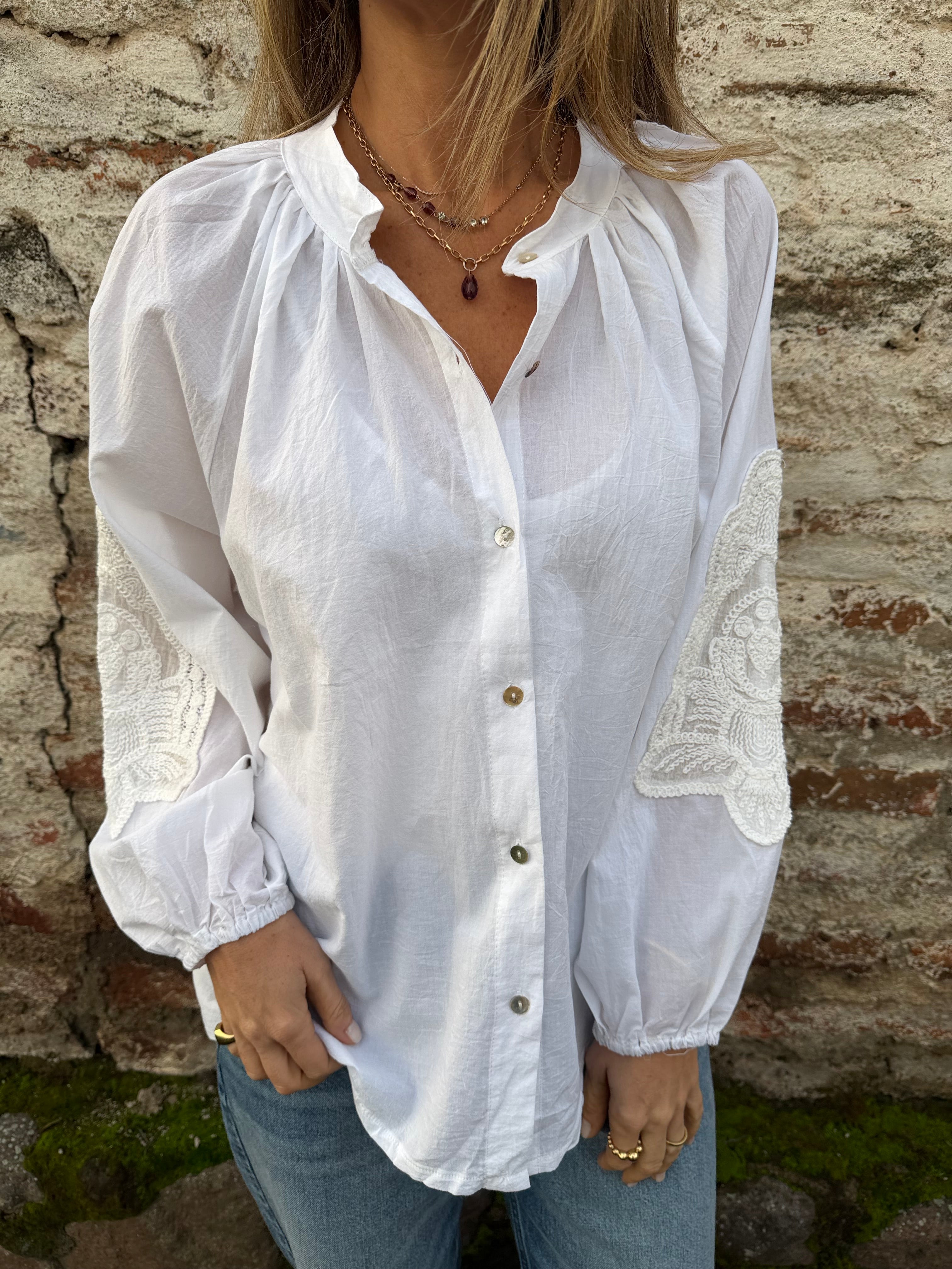 Blusa manga globo bordados blanca