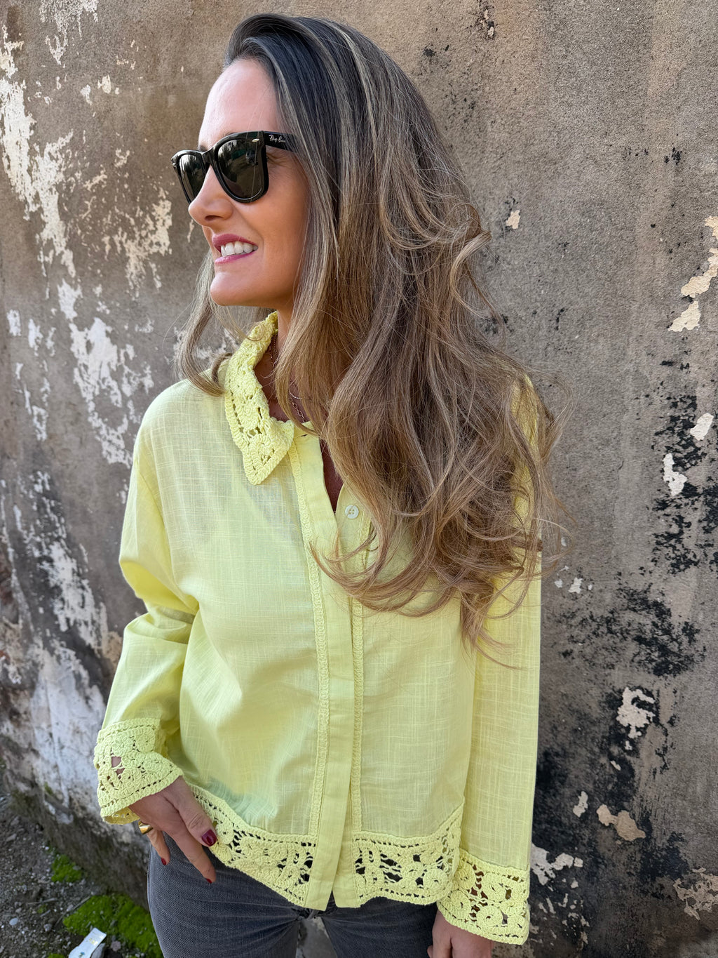 Blusa linoto y macramé amarilla flúor