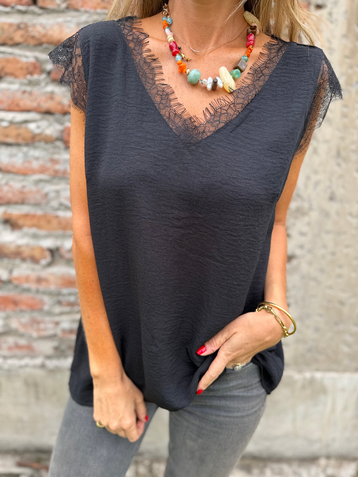 Polera viscosa bordes encaje negra