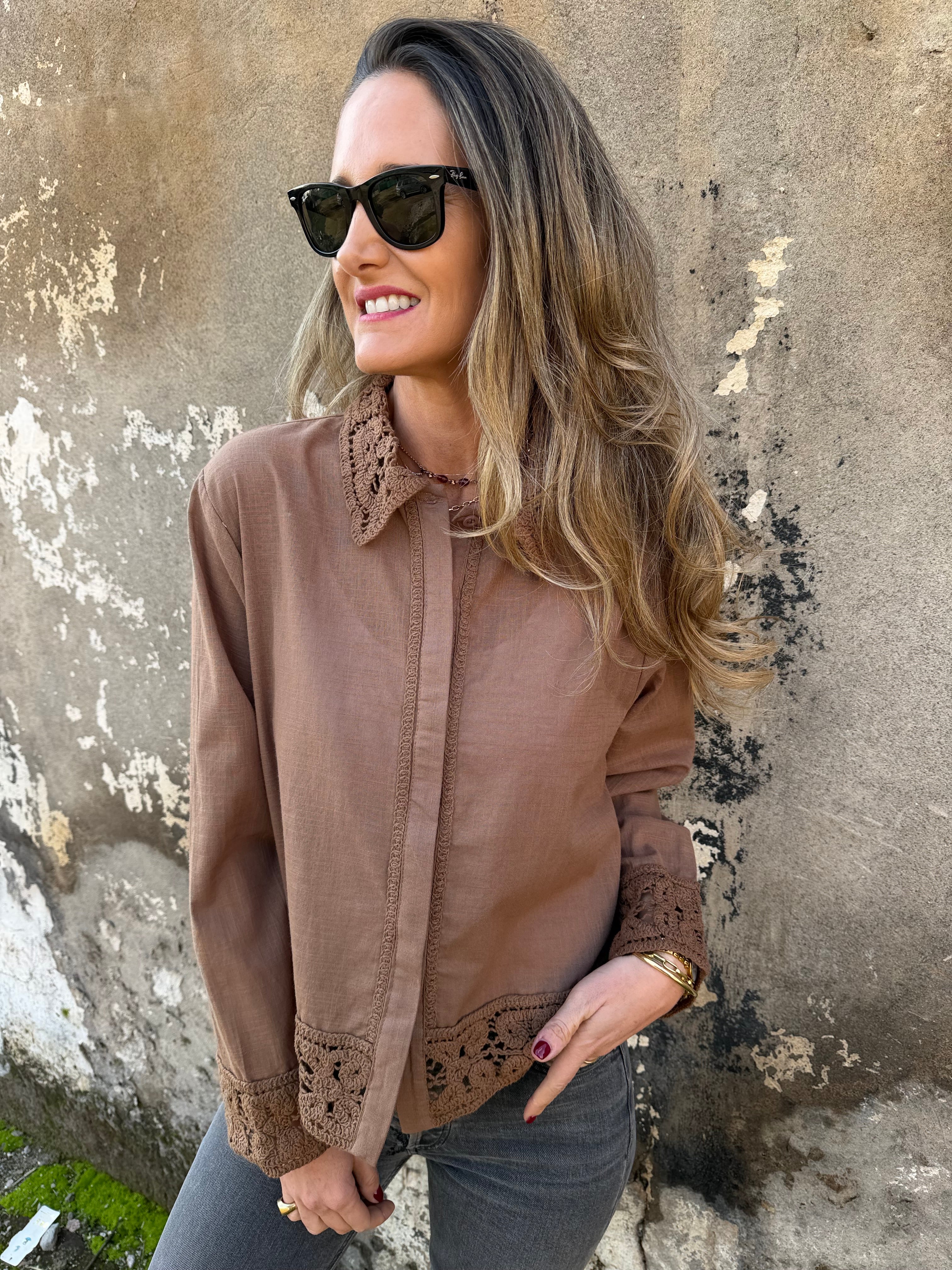 Blusa linoto y macramé café