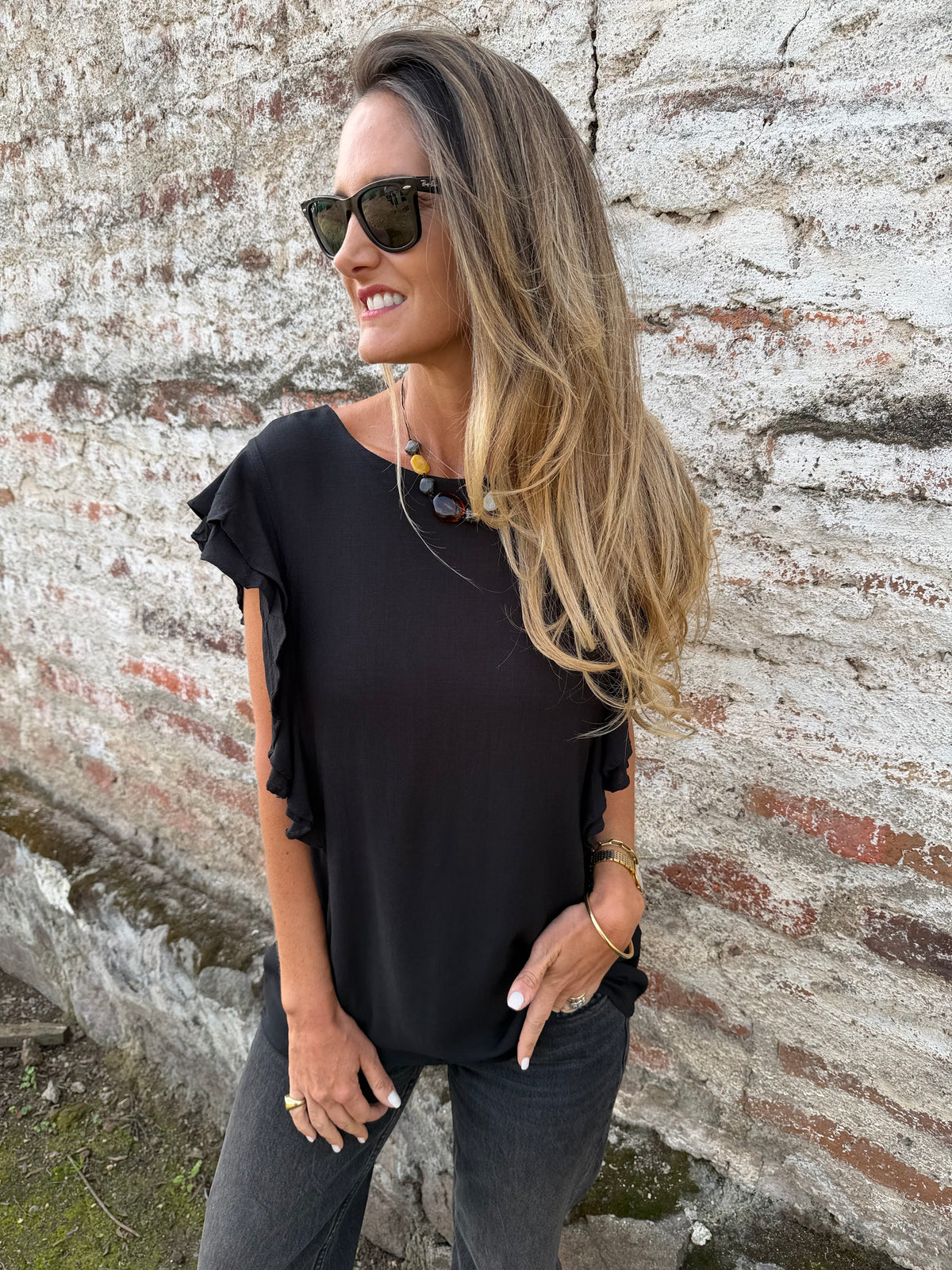 Blusa larga vuelitos laterales negra