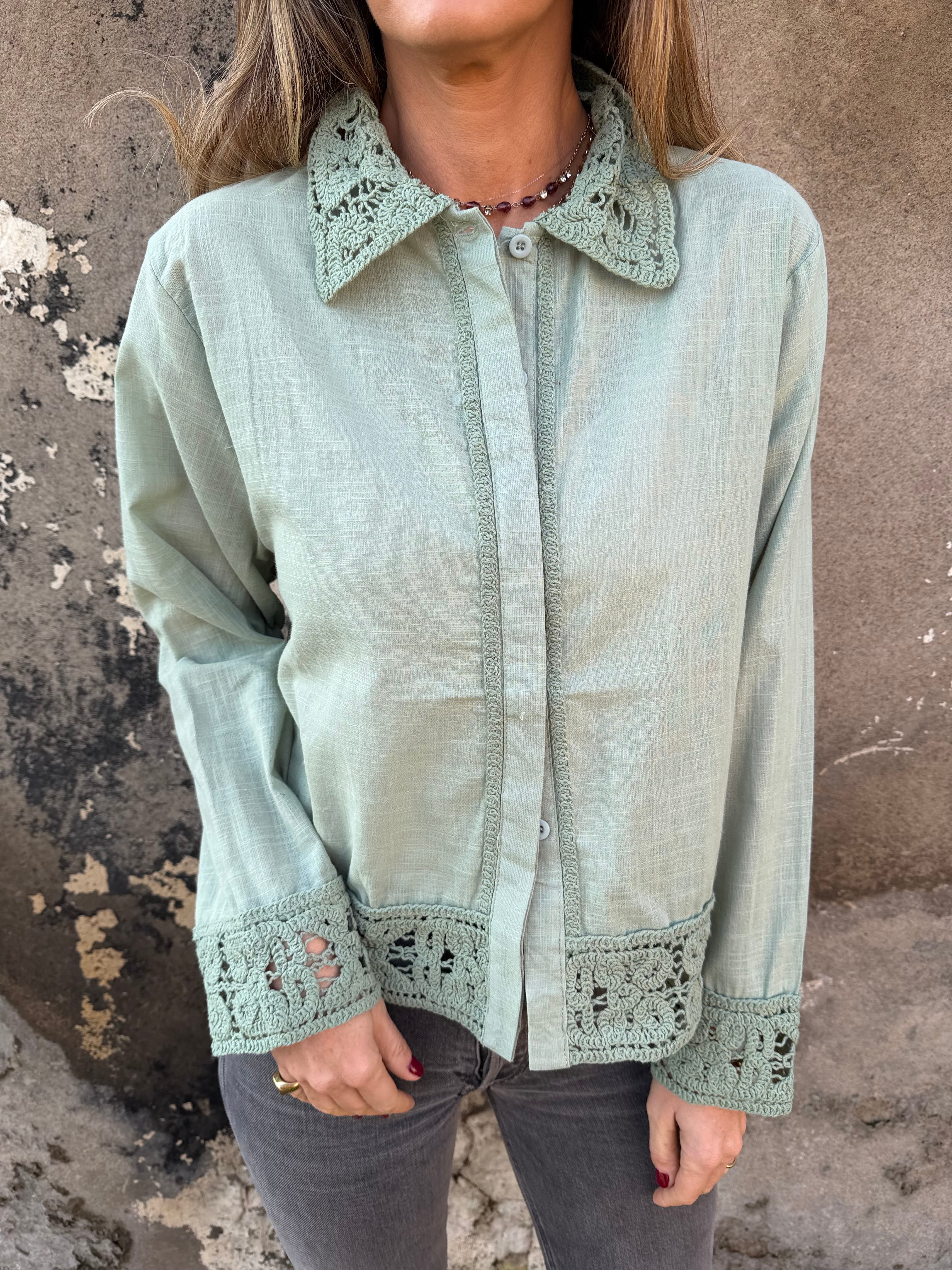 Blusa linoto y macramé verde musgo