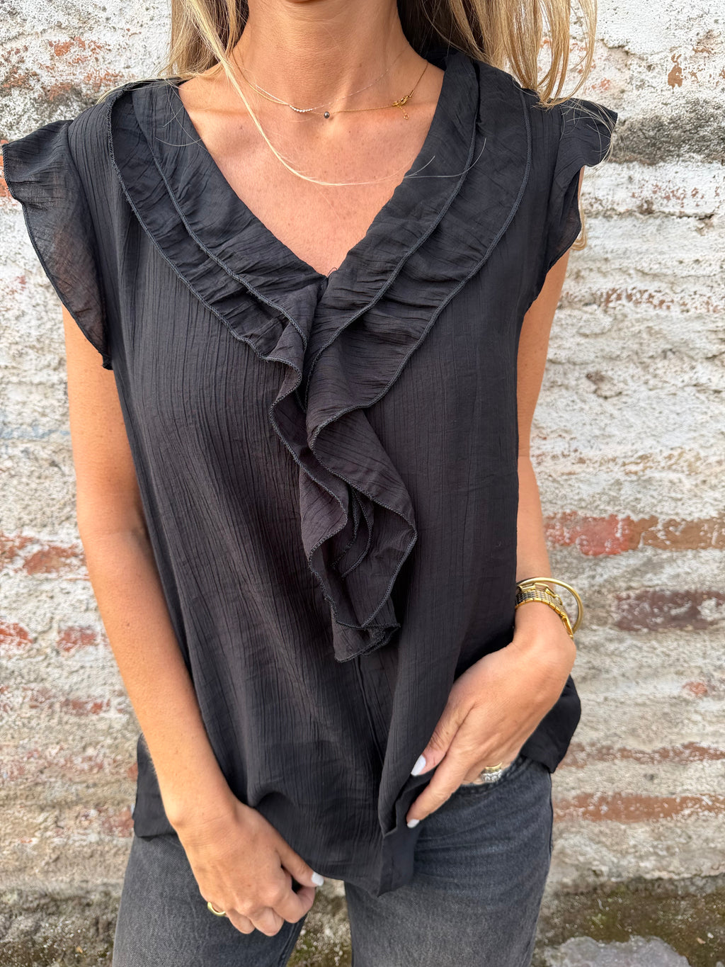 Blusa vuelitos escote central negra