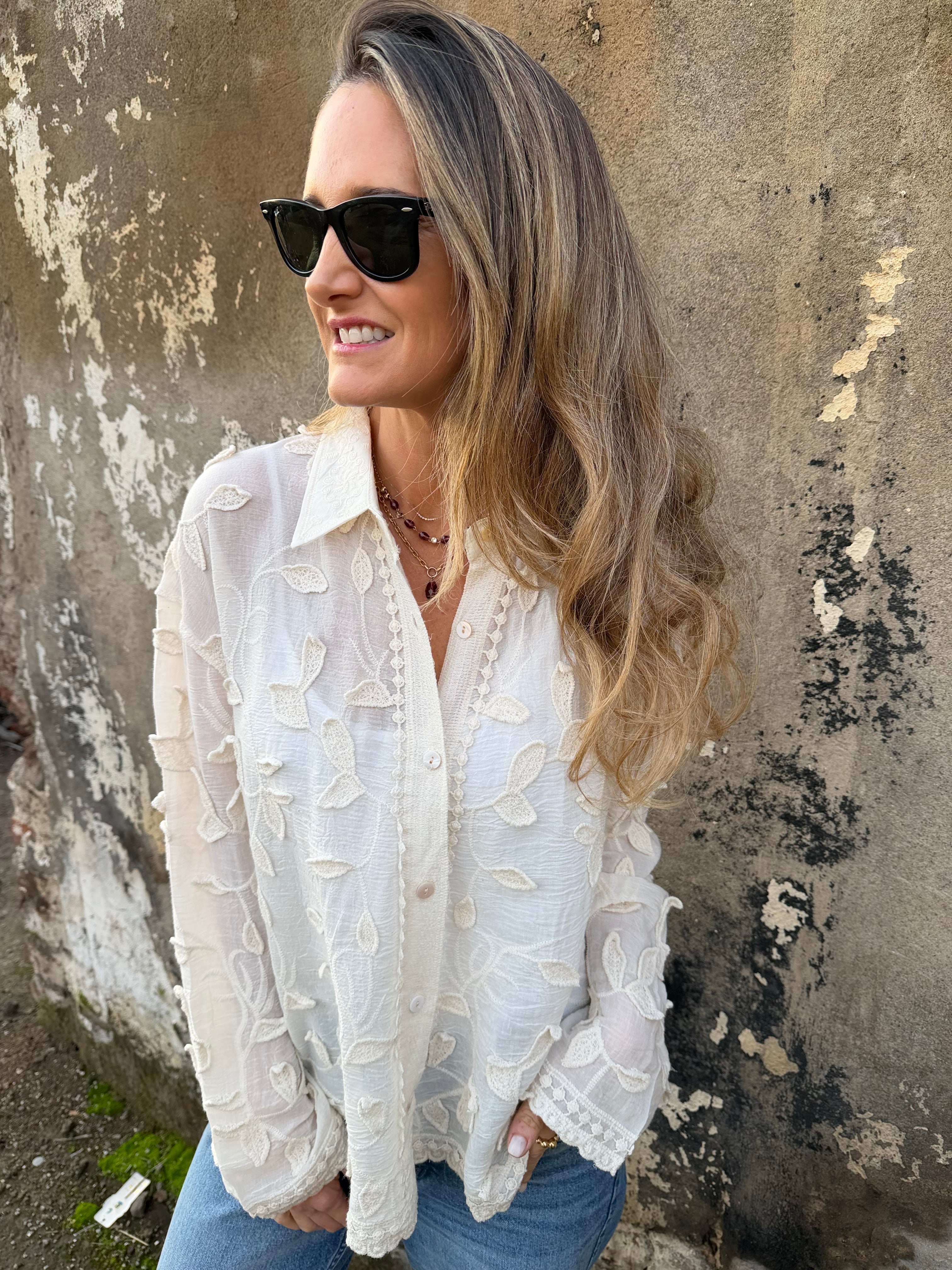 Blusa flores y bordados crudo
