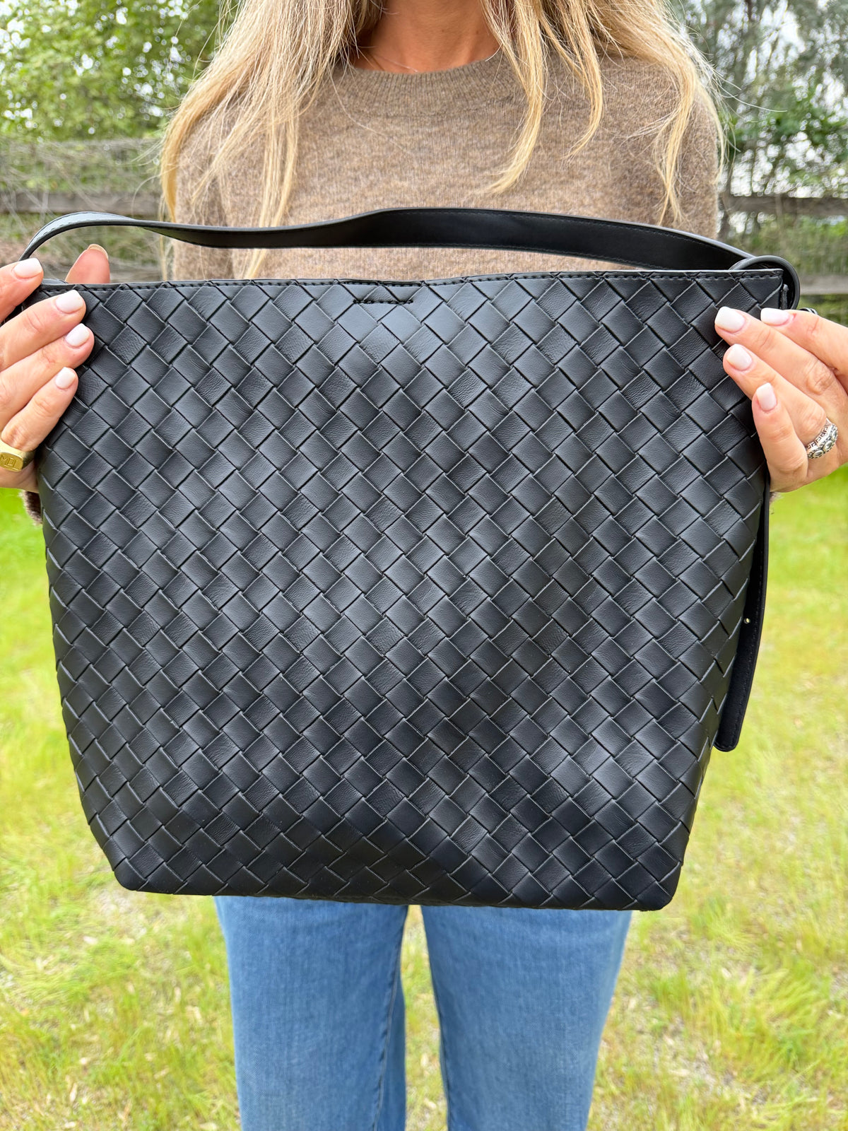Tote ecocuero trenzado negro