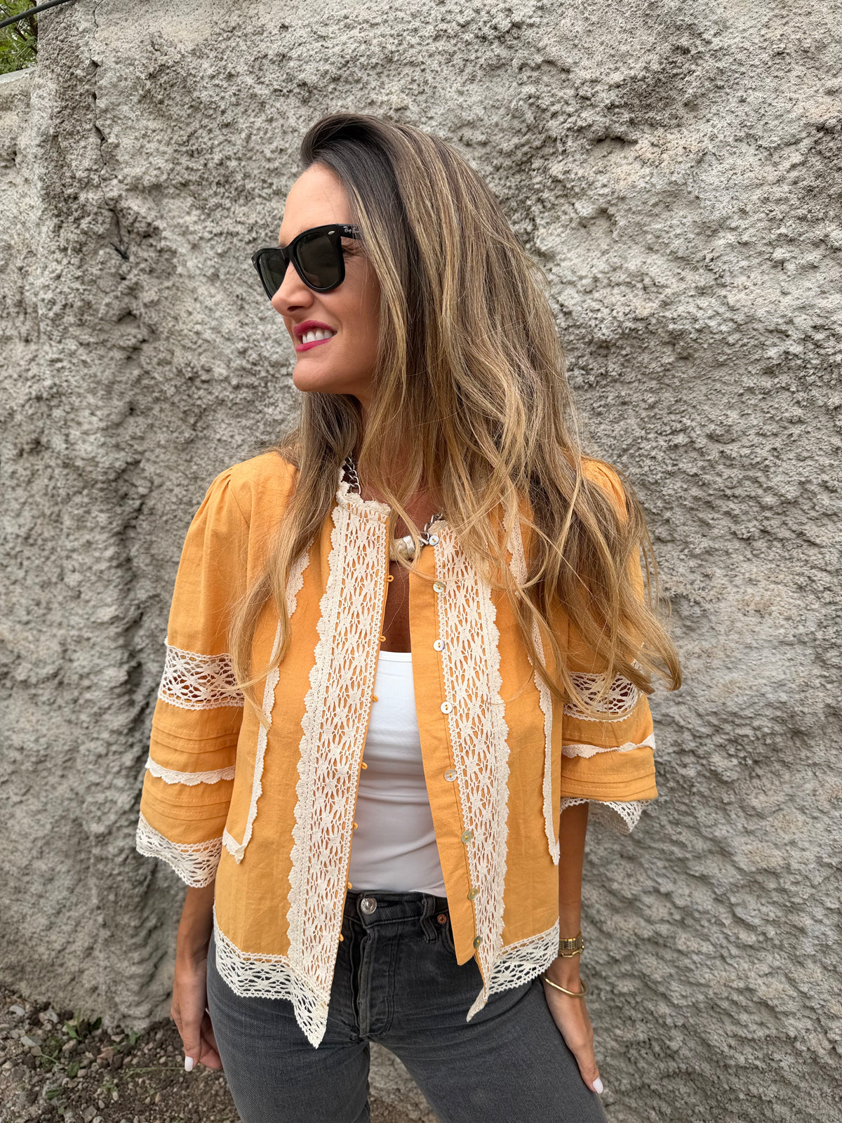 Chaqueta preciosa detalles macramé mostaza