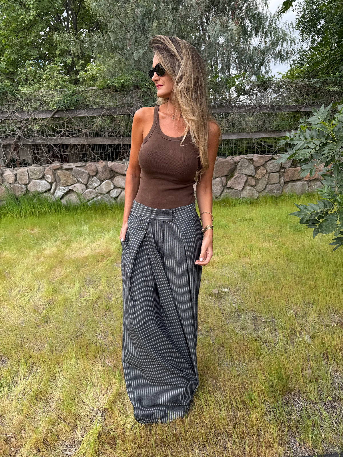 Pantalón sastre líneas gris acero