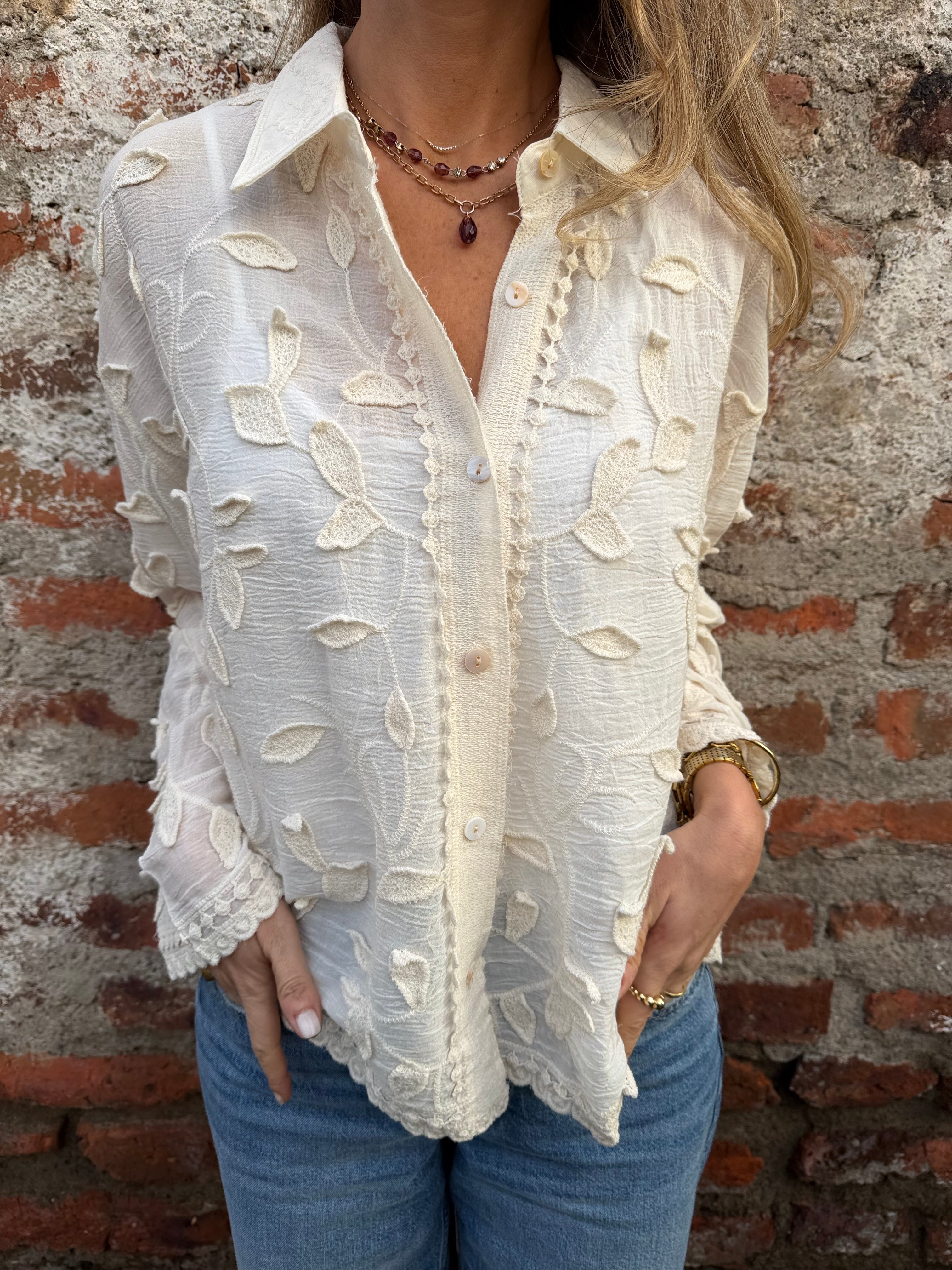 Blusa flores y bordados crudo