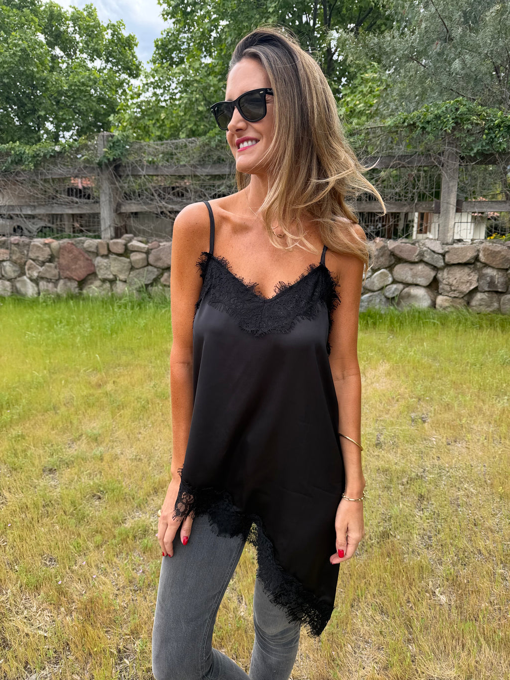 Blusa raso encaje irregular negra