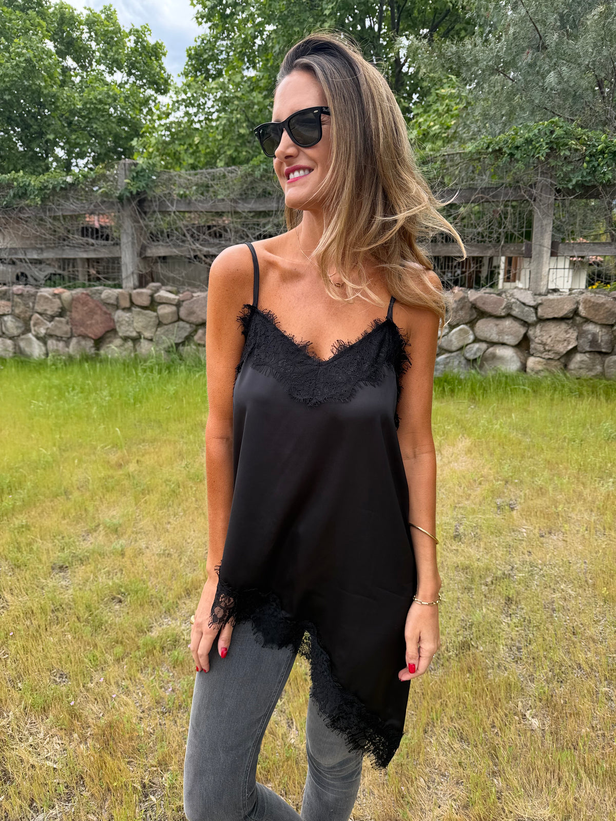 Blusa raso encaje irregular negra