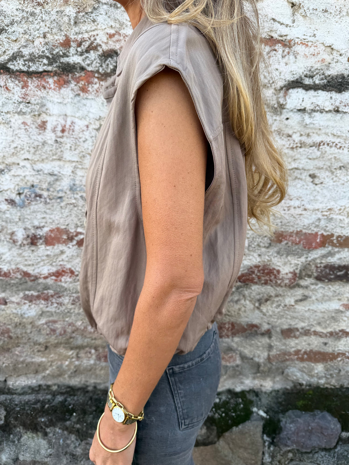 Blusa tipo chaqueta sin manga taupe