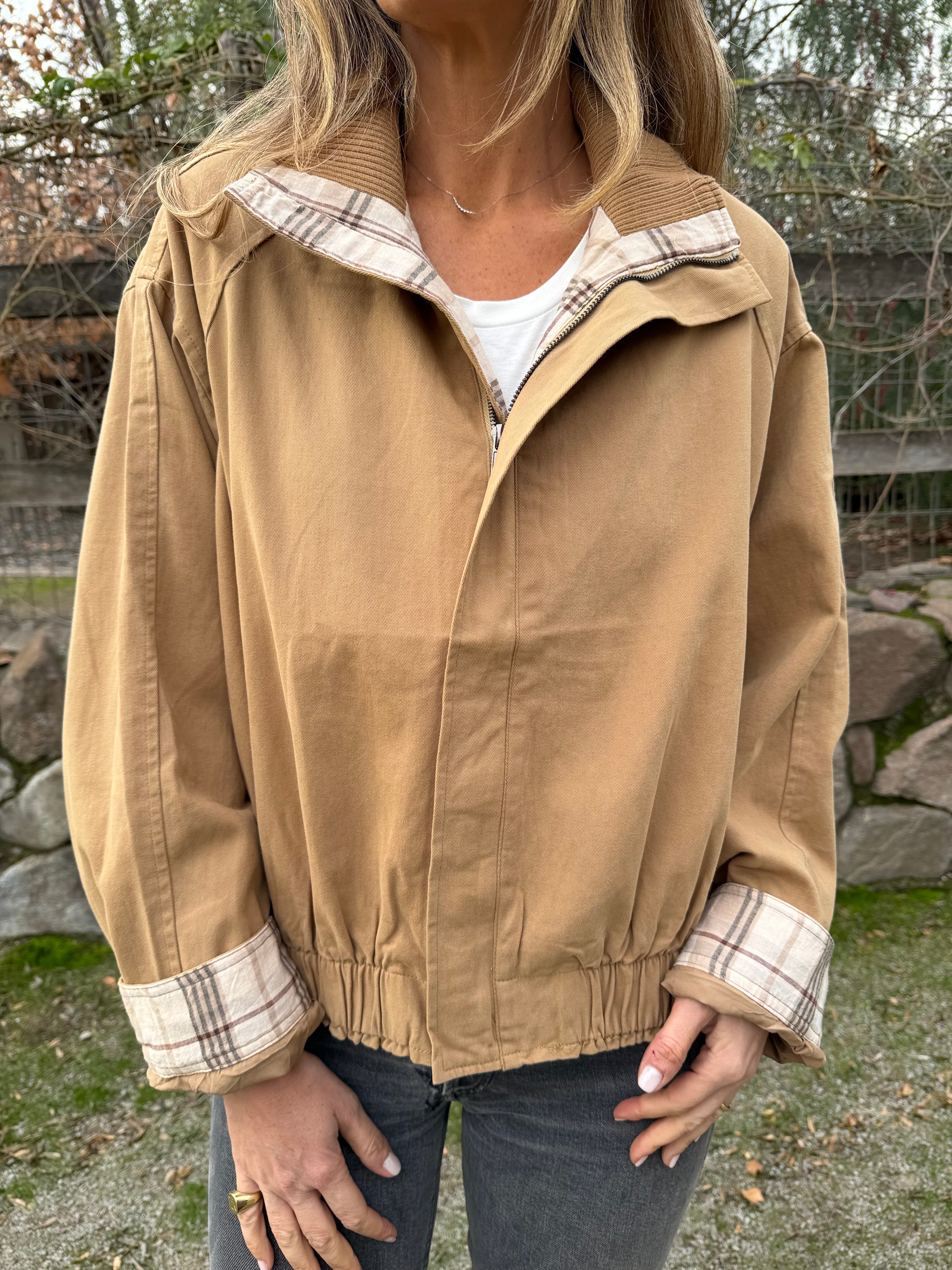 Bomber gabardina detalle escocés camel