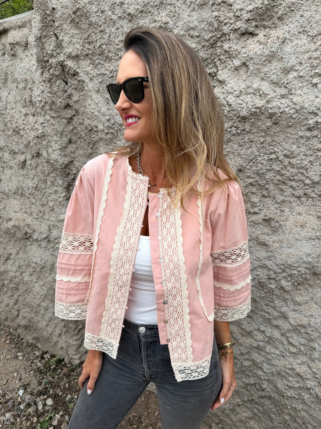 Chaqueta preciosa detalles macramé rosada