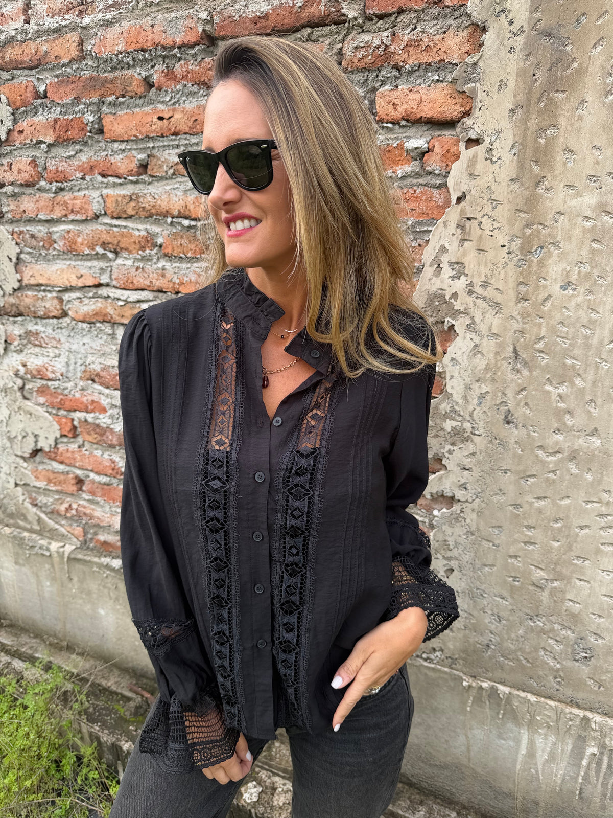 Blusa macramé central negra