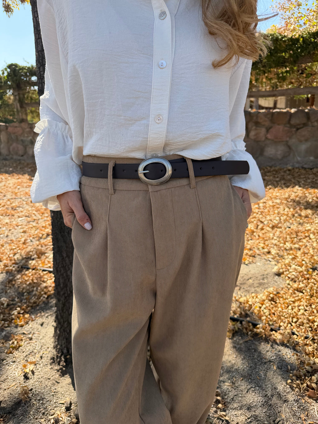 Pantalón sastre cotelé delgado + cinturón beige oscuro