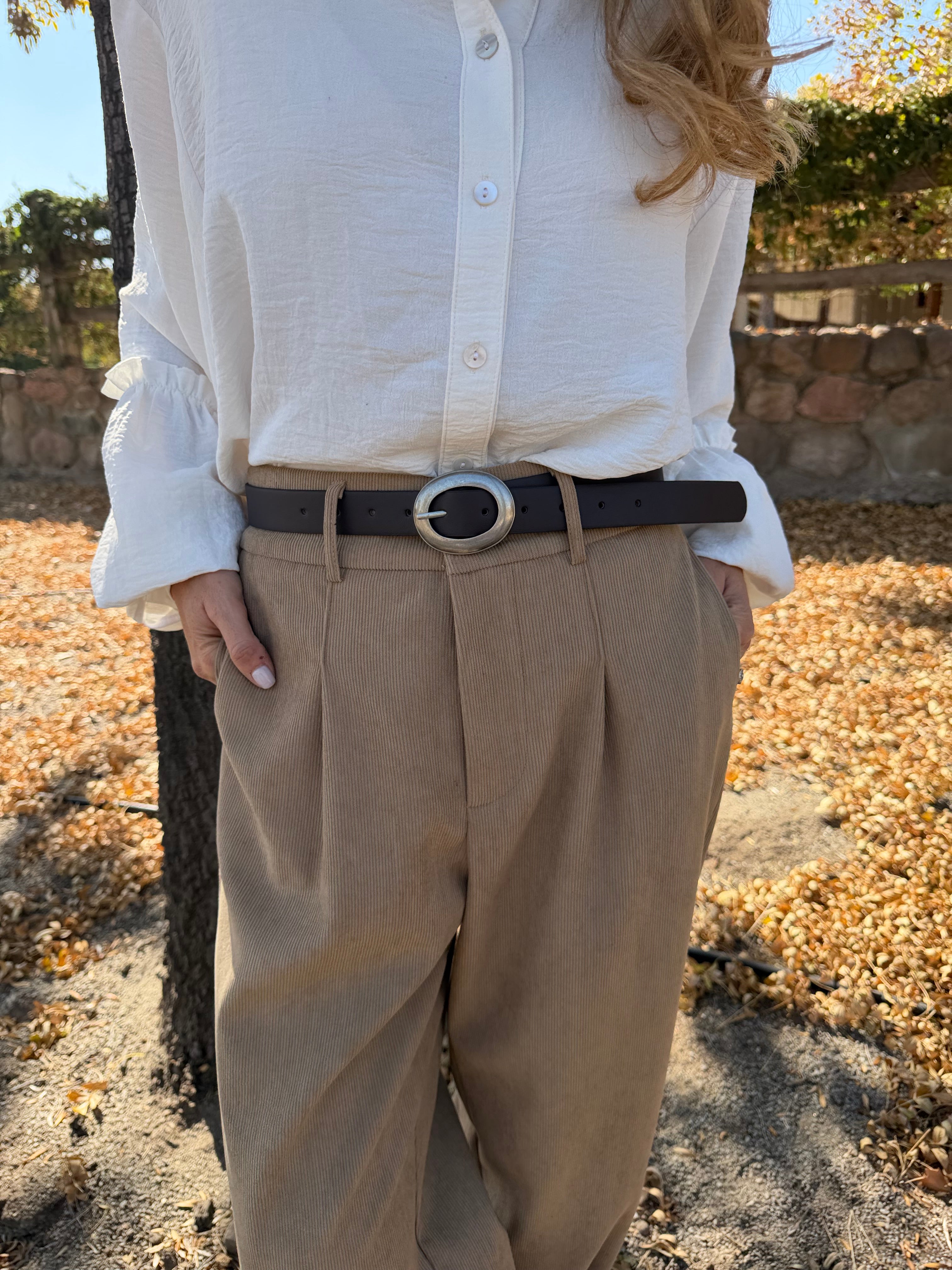 Pantalón sastre cotelé delgado + cinturón beige oscuro