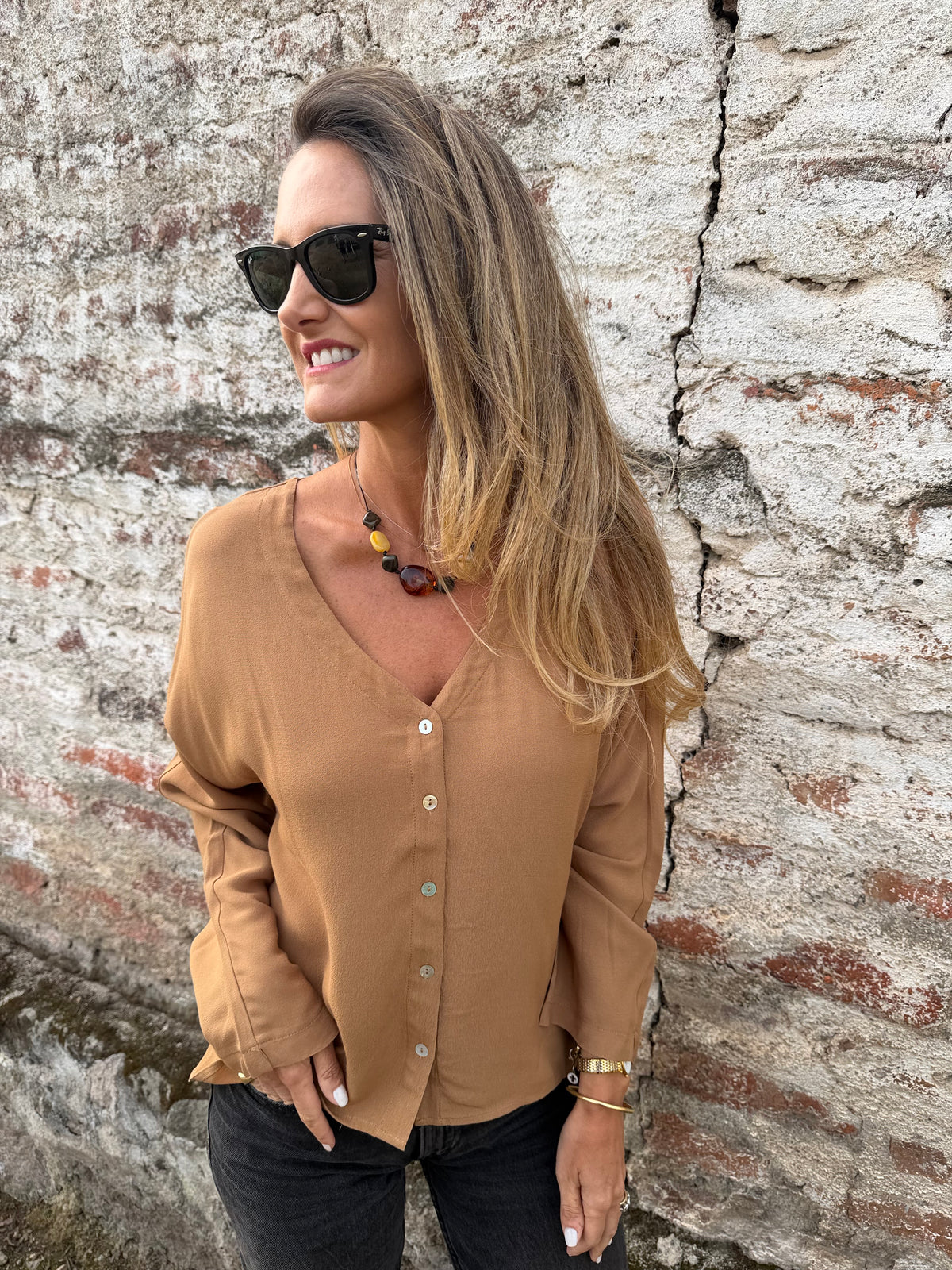 Blusa abotonada camel