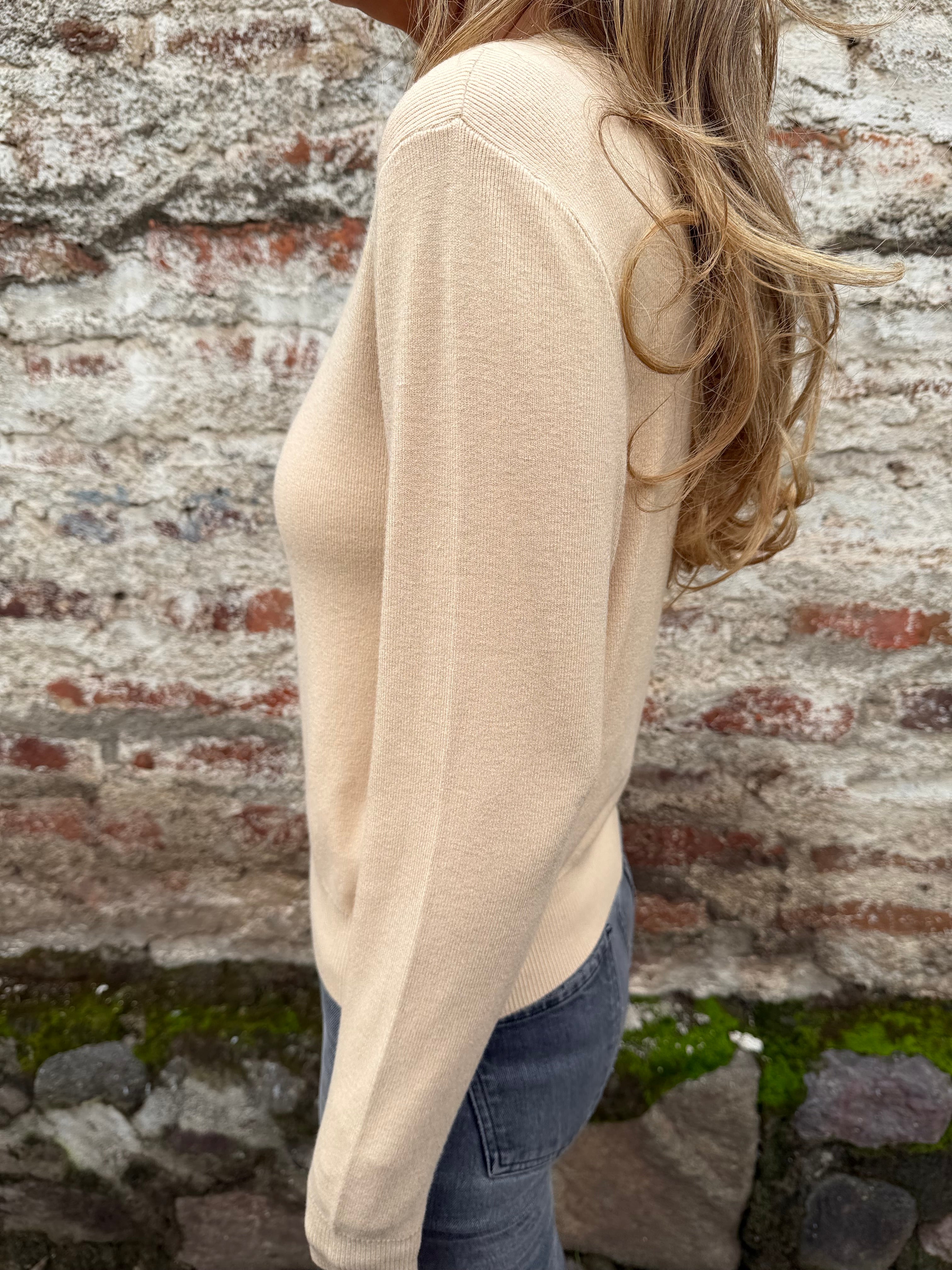 Chaleco botones dorados beige