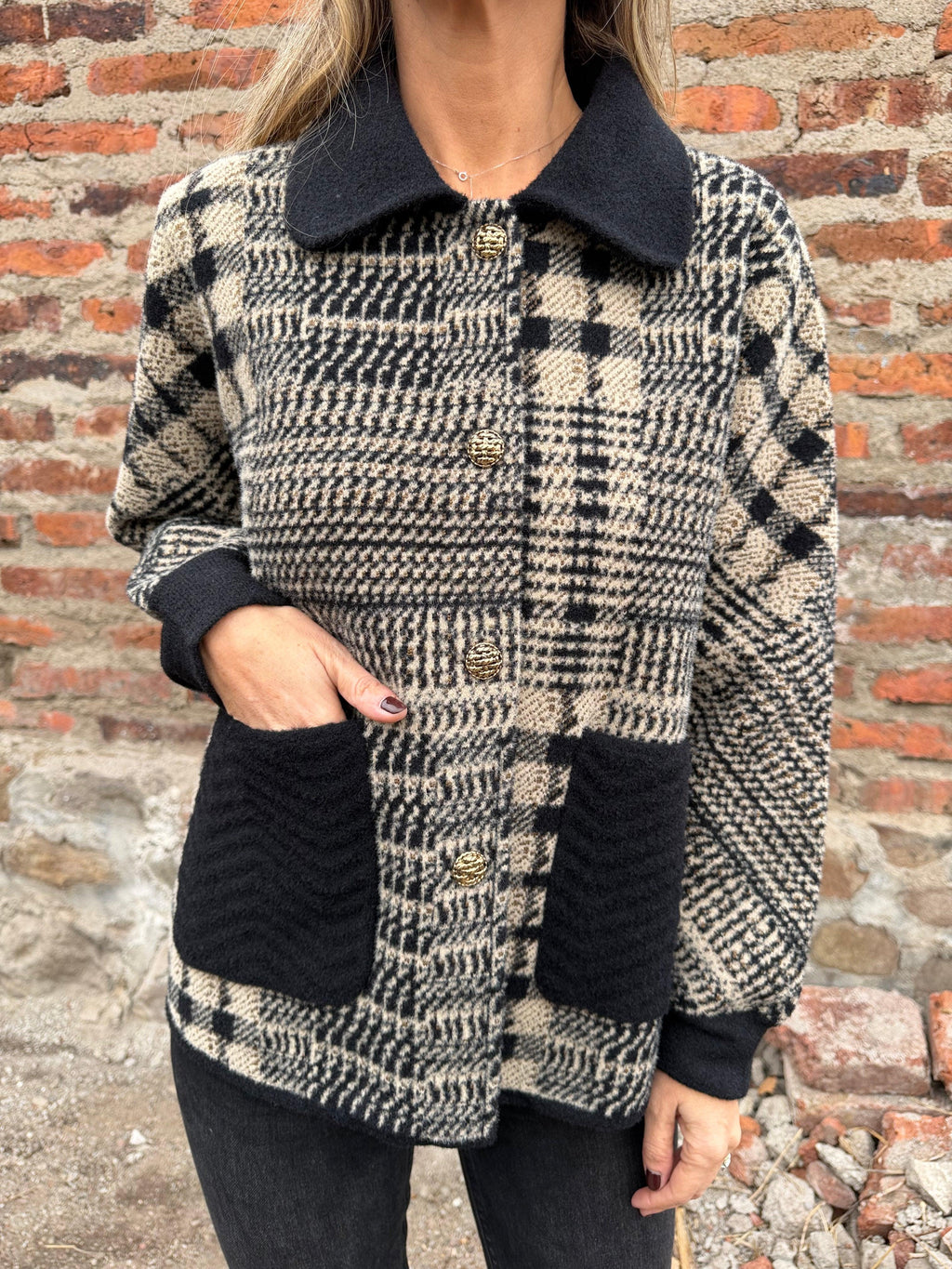 Chaqueta paño diseños botones dorados negra