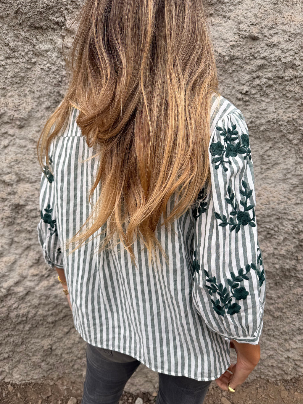 Blusa enredaderas mangas bordadas verde