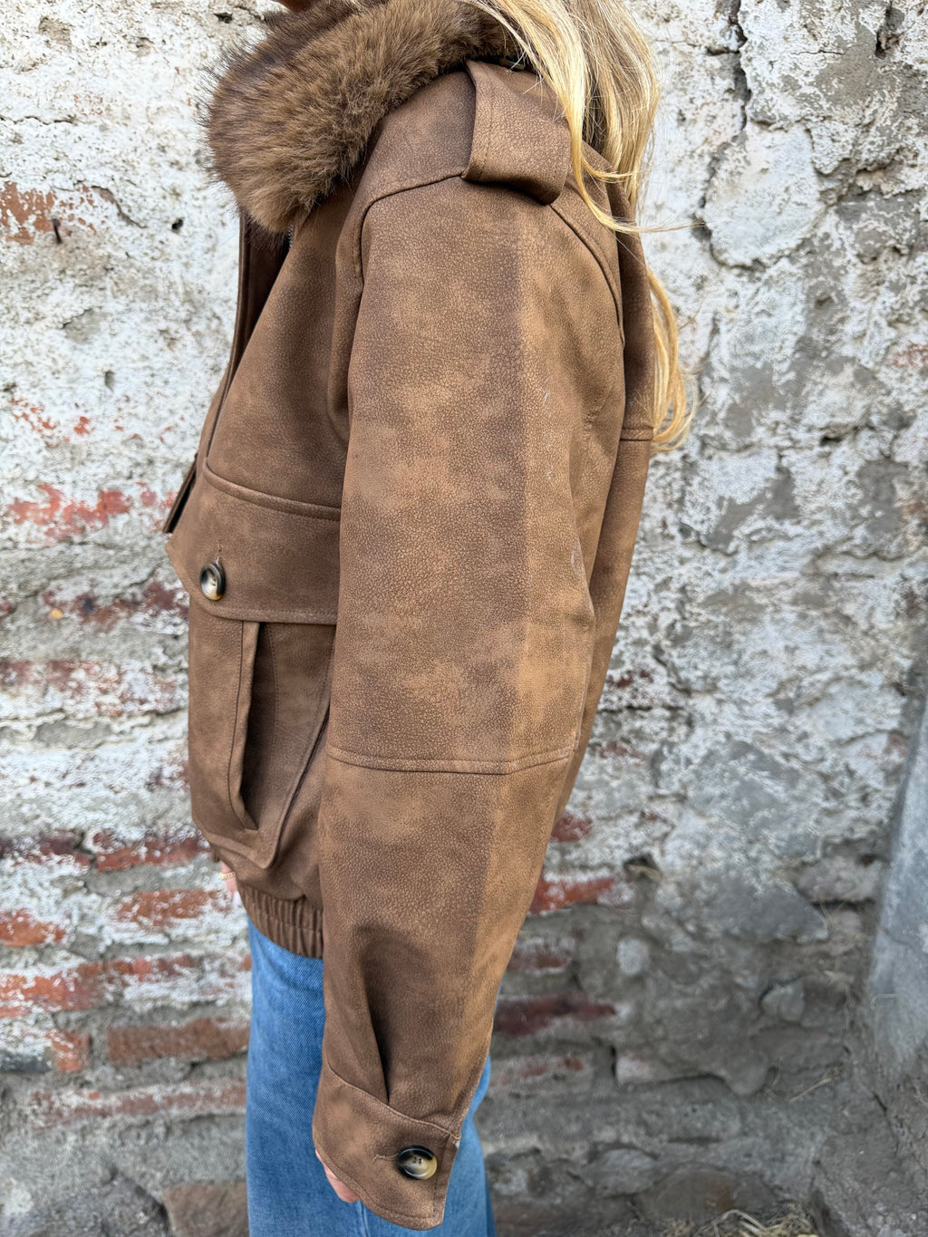 Chaqueta acolchada ecocuero opaco cuello removible piel caramelo