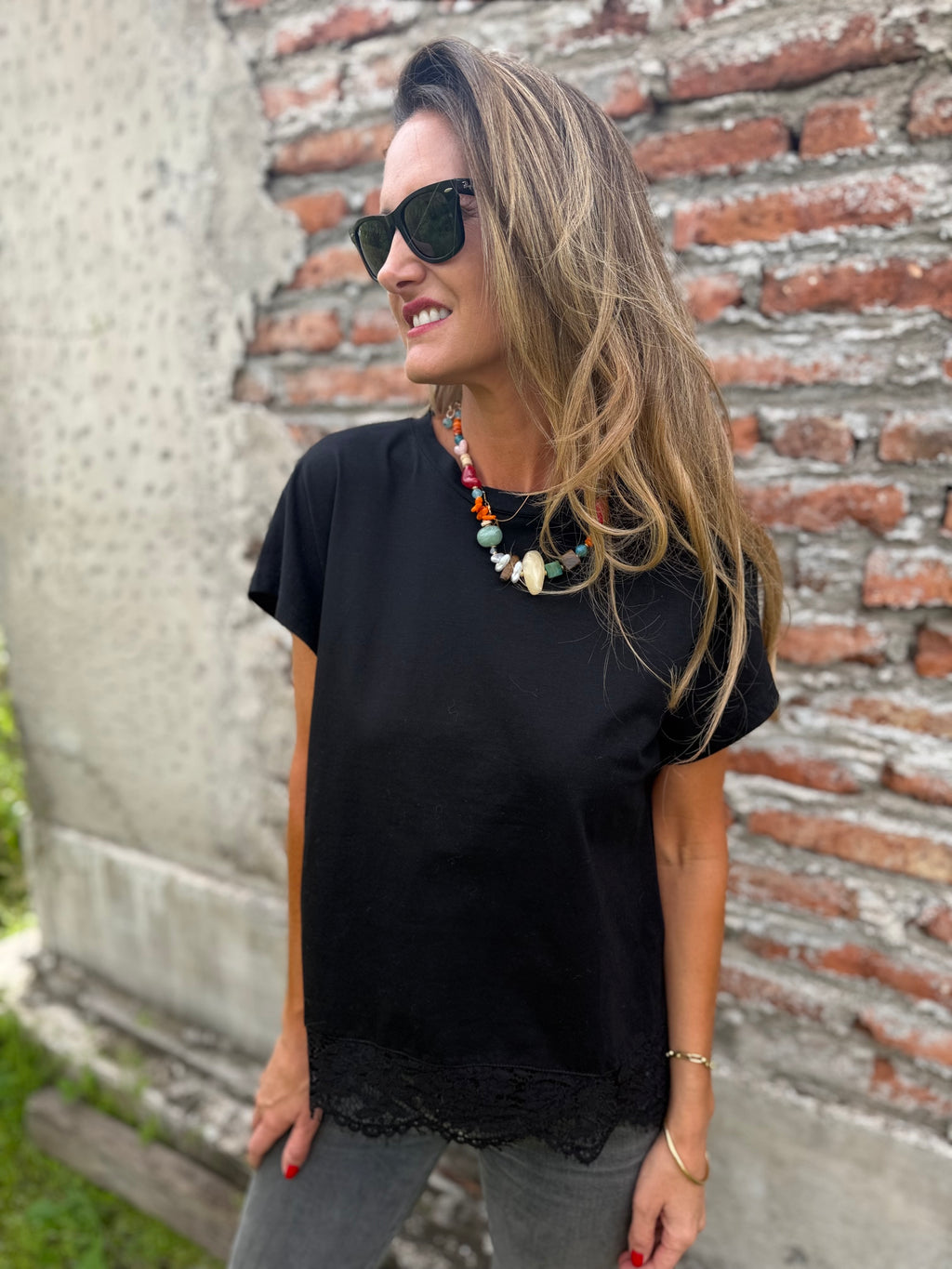 Polera básica algodón encaje inferior negra