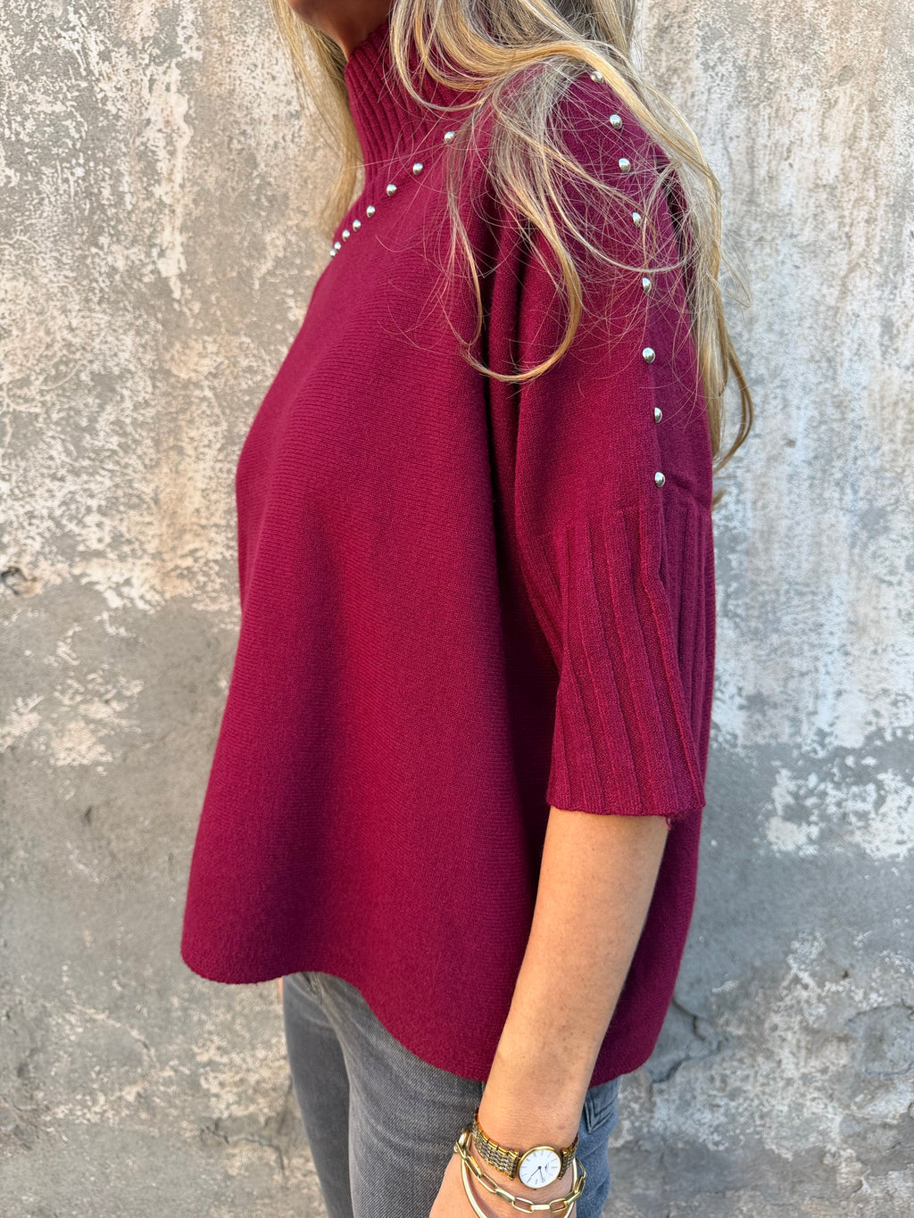 Chaleco medio cuello tachas burdeo