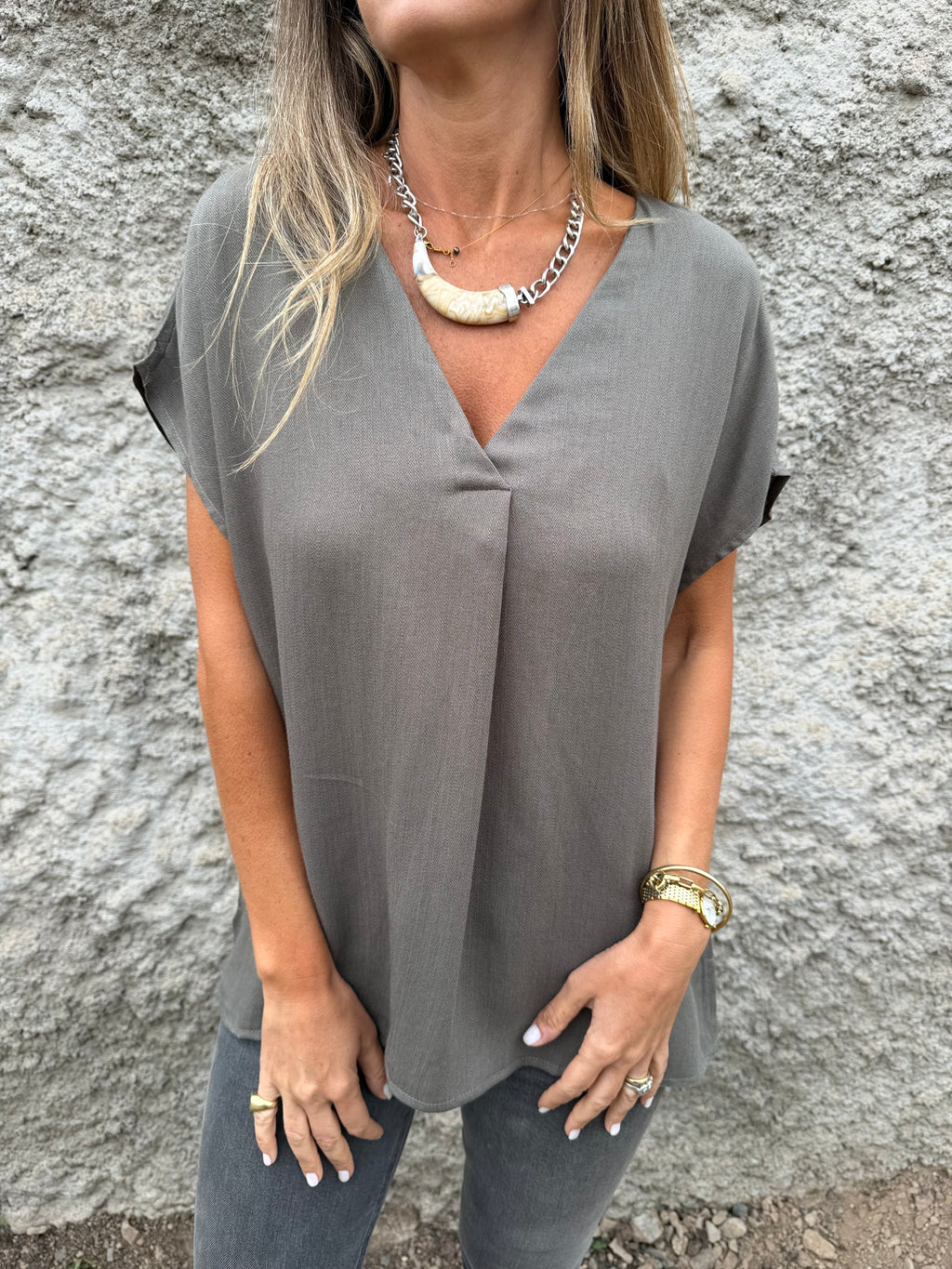 Blusa básica V pinza central verde musgo