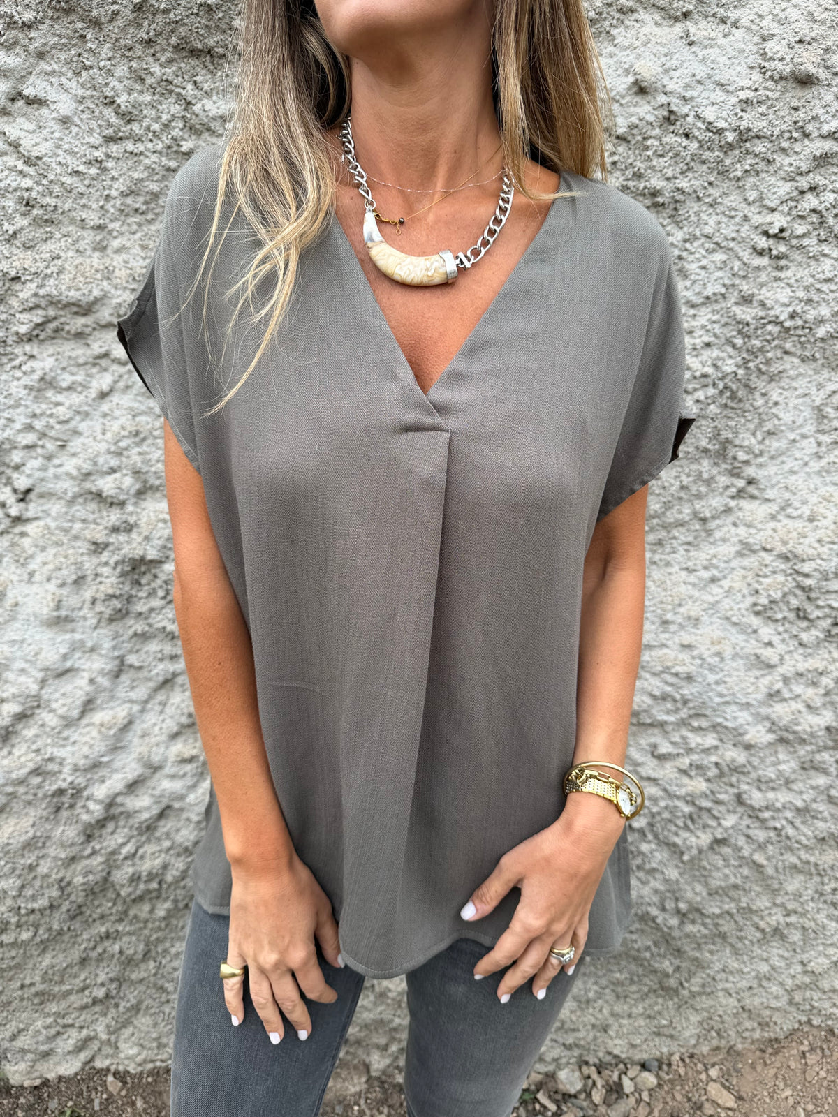 Blusa básica V pinza central verde musgo