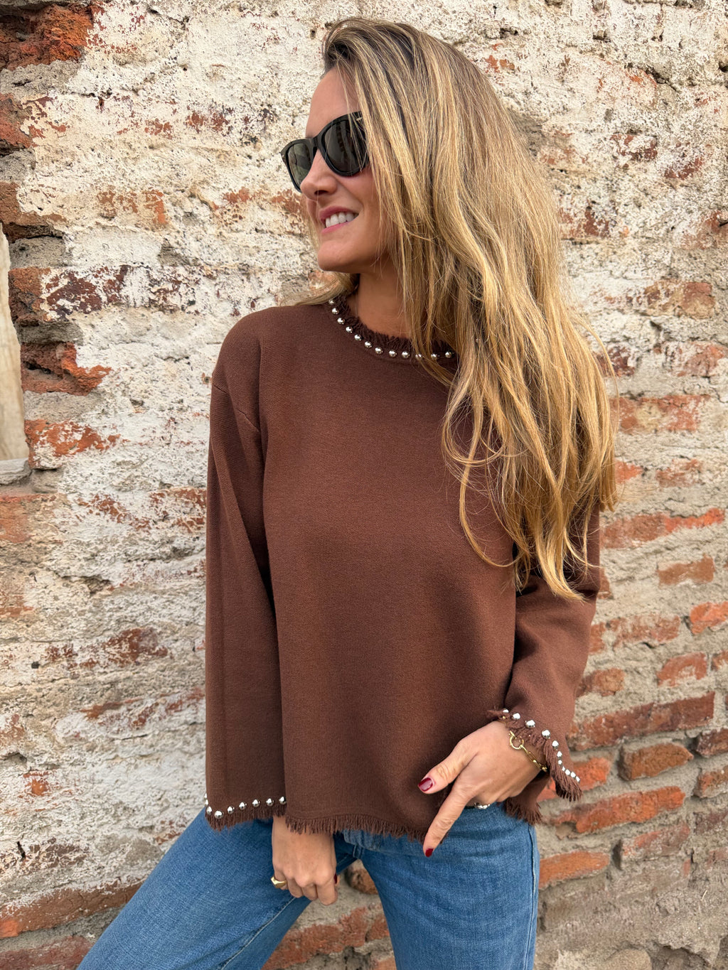 Chaleco tachas escote desflecado café